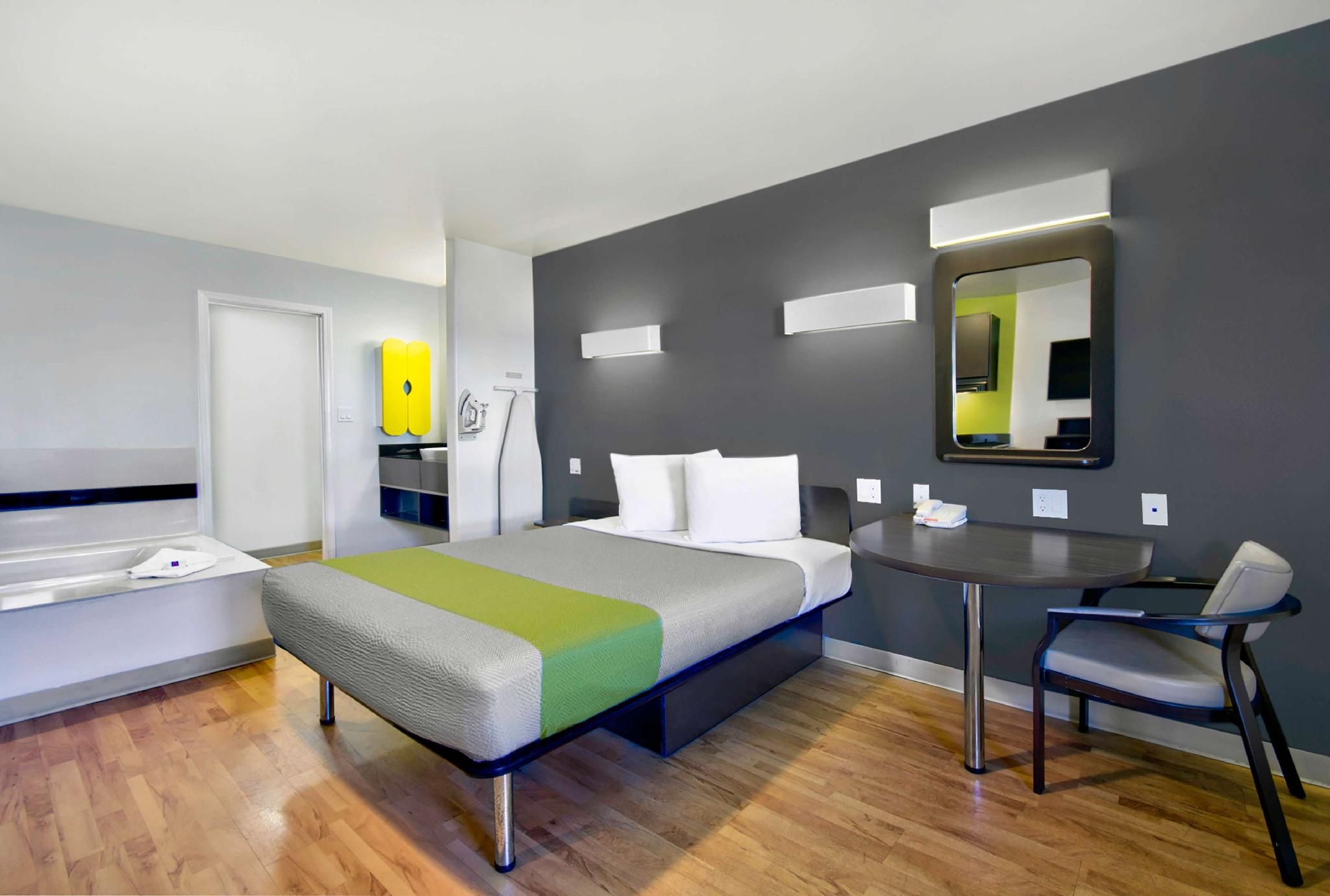 1 QUEEN BED | NON-SMOKING, HOT TUB, KITCHEN