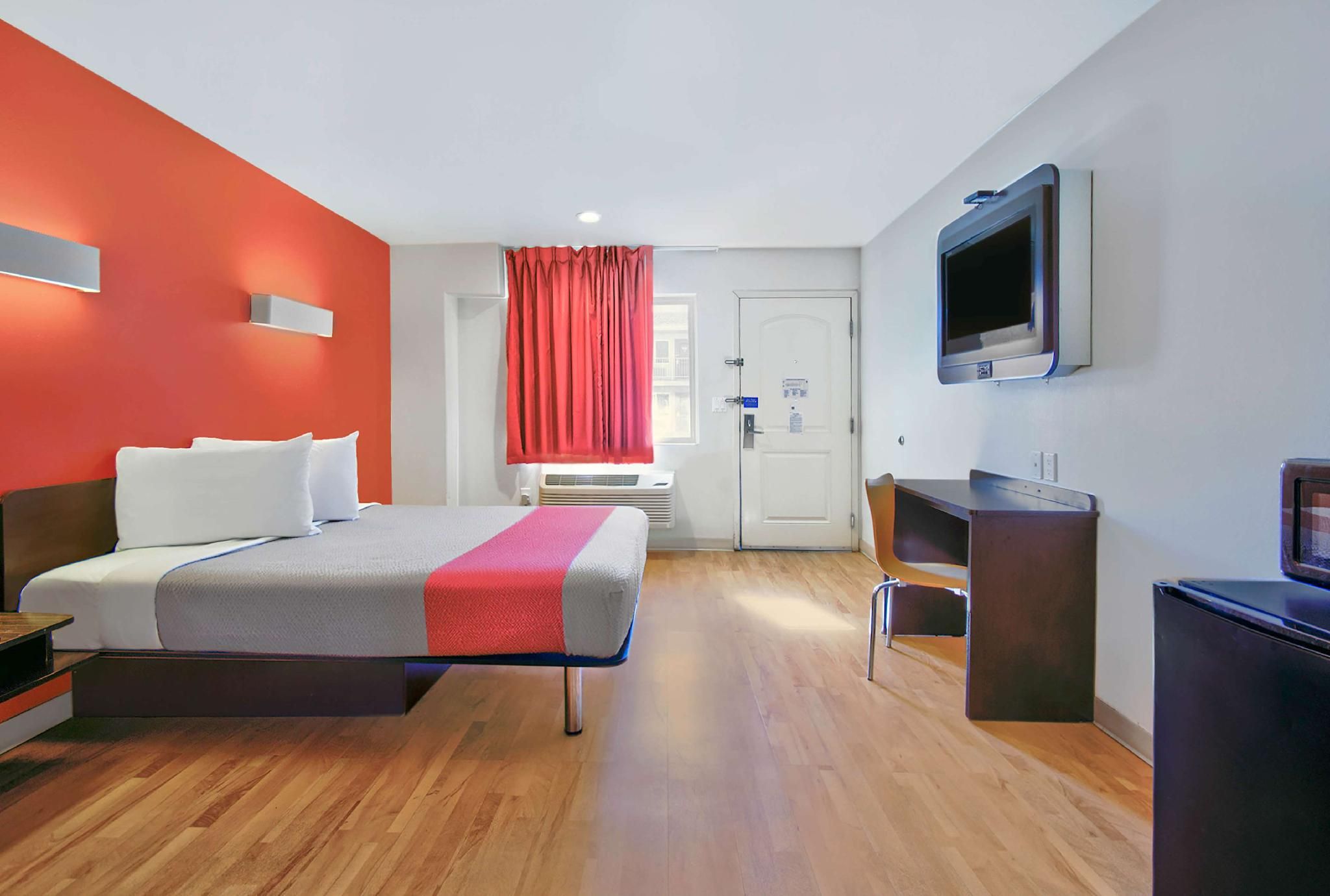 1 King Bed | Non-Smoking