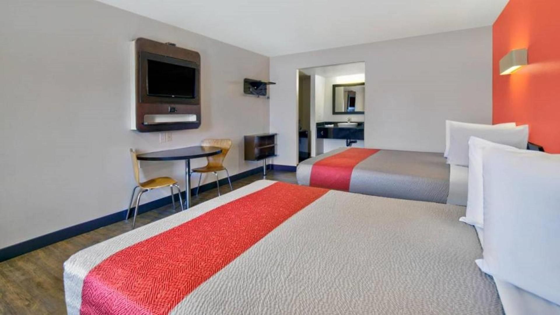 Motel 6 Victorville, CA - Apple Valley Queen Room with Two Queen Beds - Non-Smoking 2