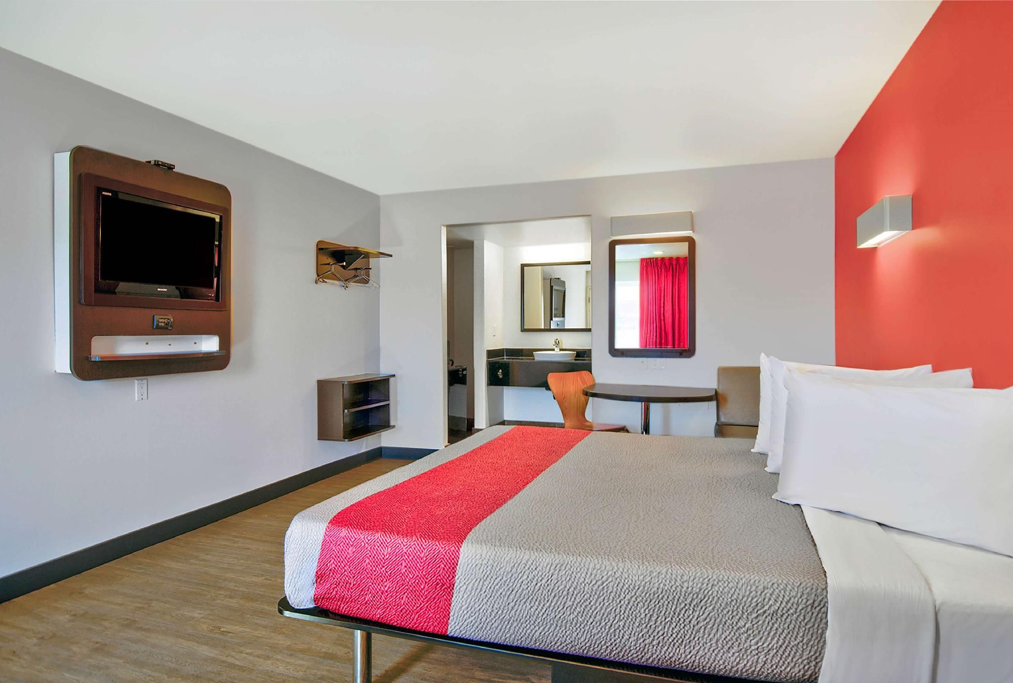 1 King Bed | Non-Smoking