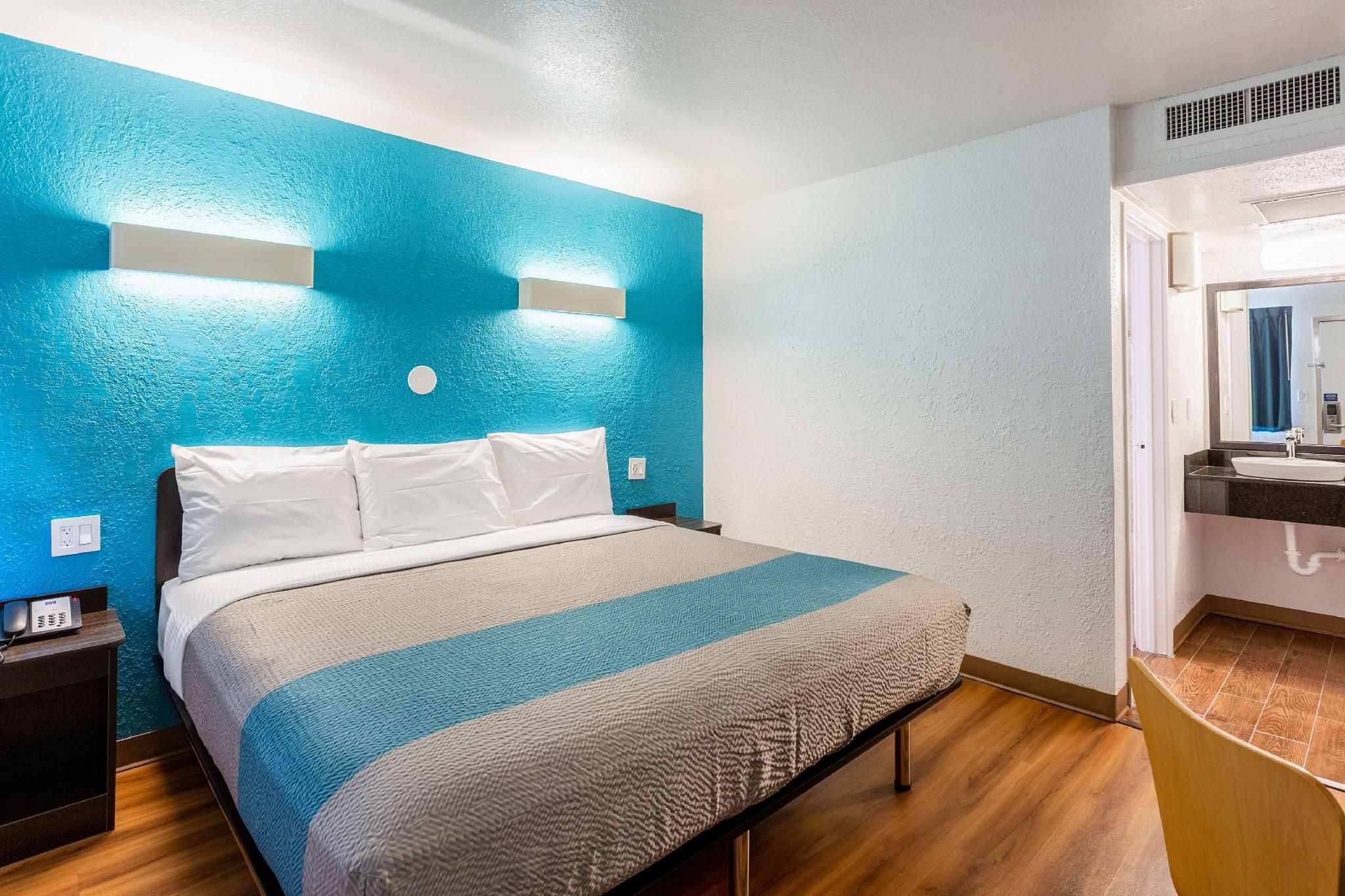 1 King Bed | Non-Smoking, Micfridge