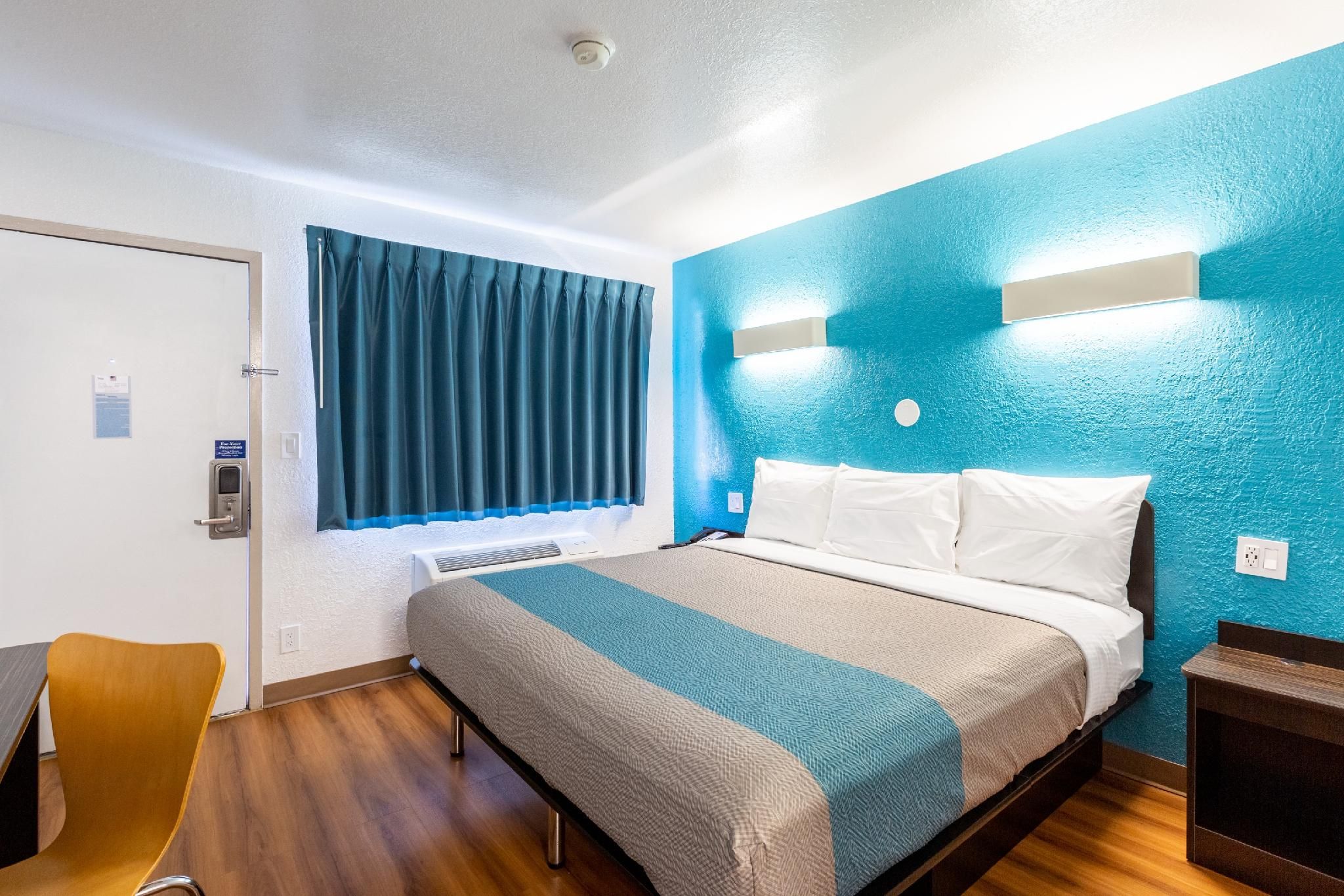 1 King Bed | Non-Smoking, Micfridge