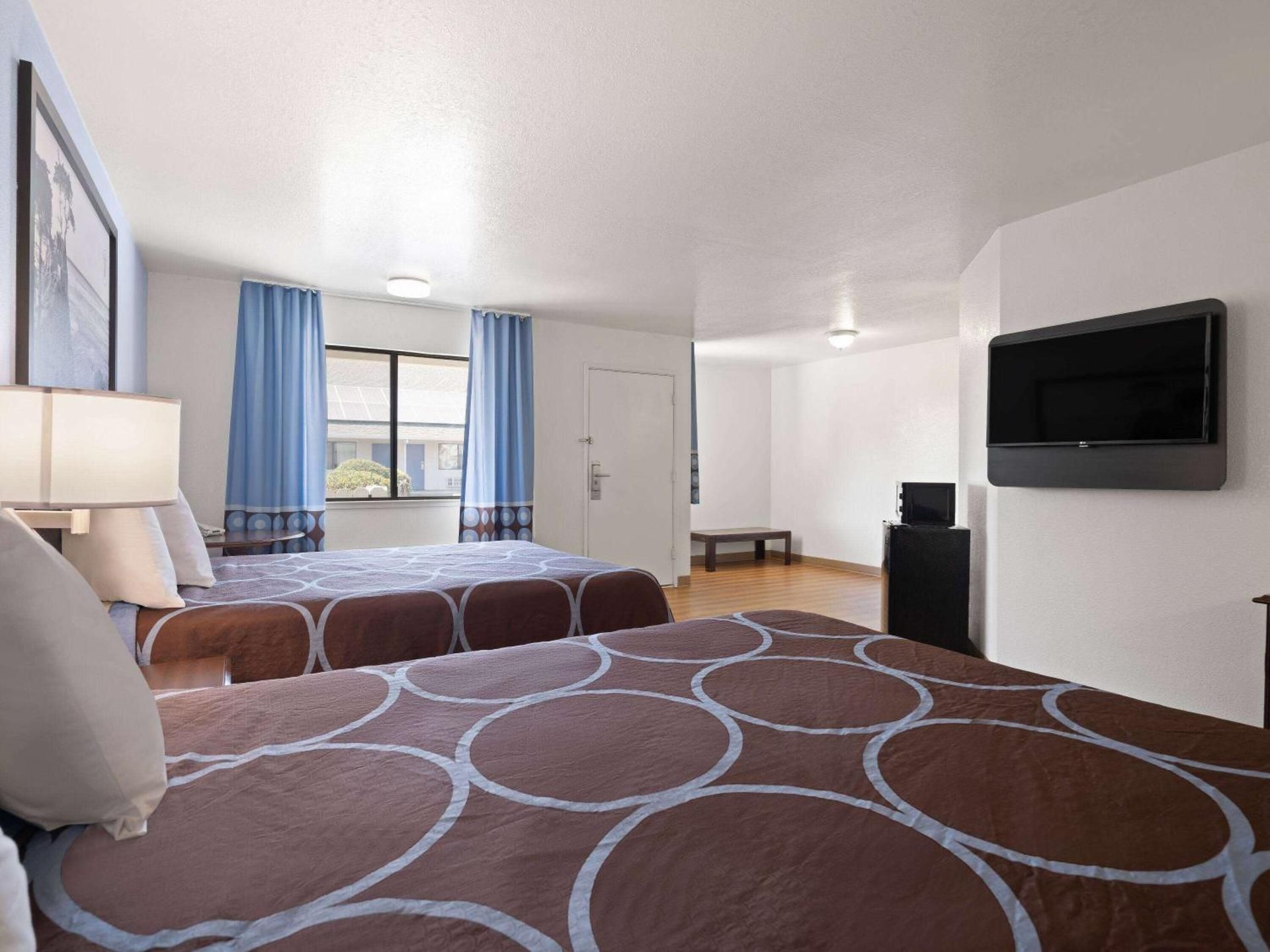 2 Queen Beds, Deluxe Room, Non-Smoking