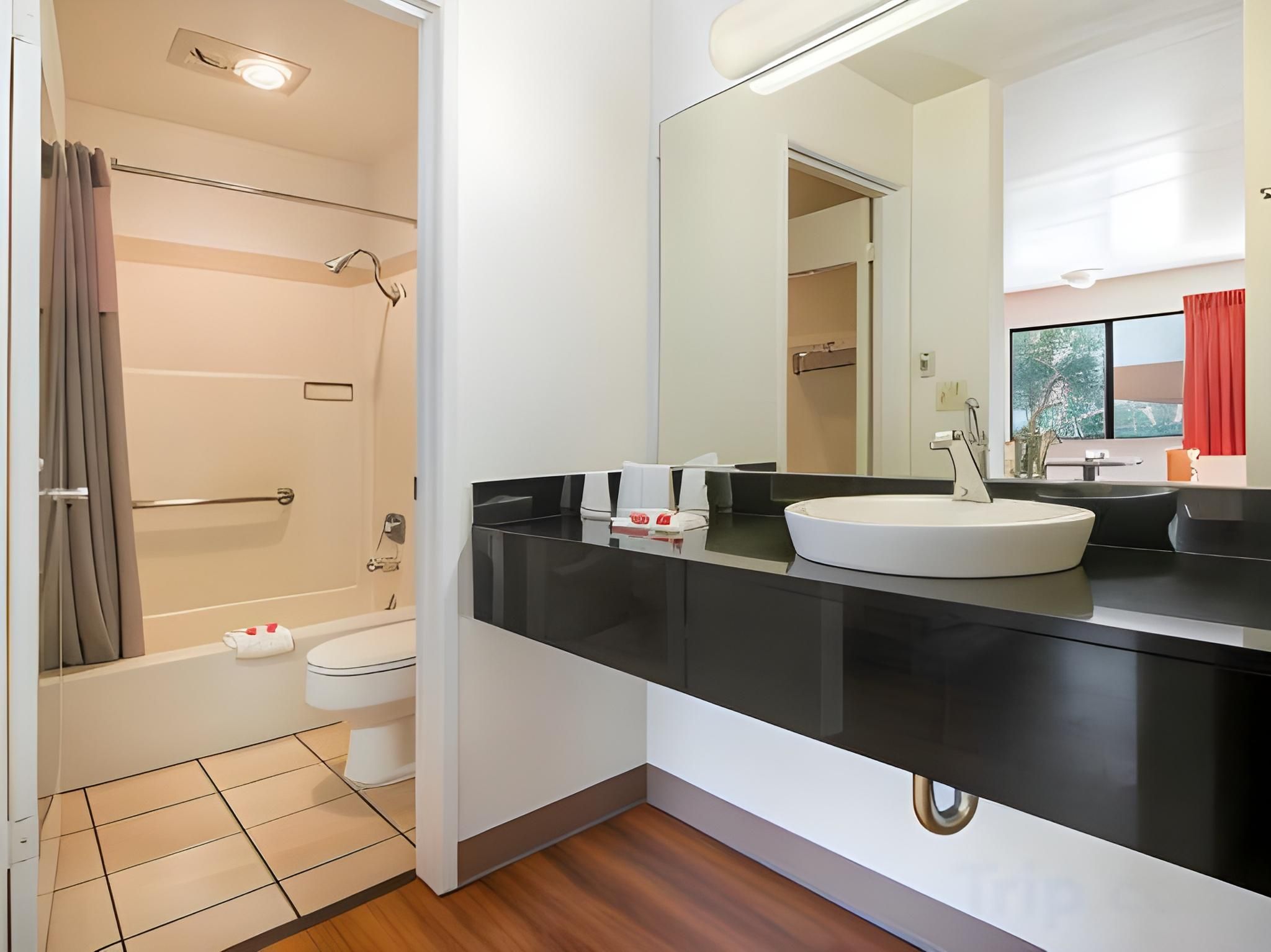 2 Queen Beds, Deluxe Room, Non-Smoking