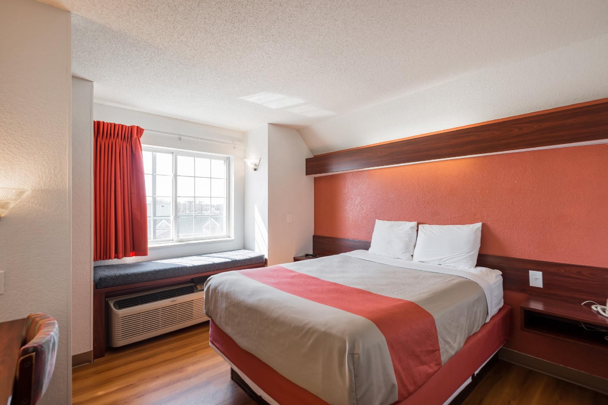 1 QUEEN BED | SMOKING