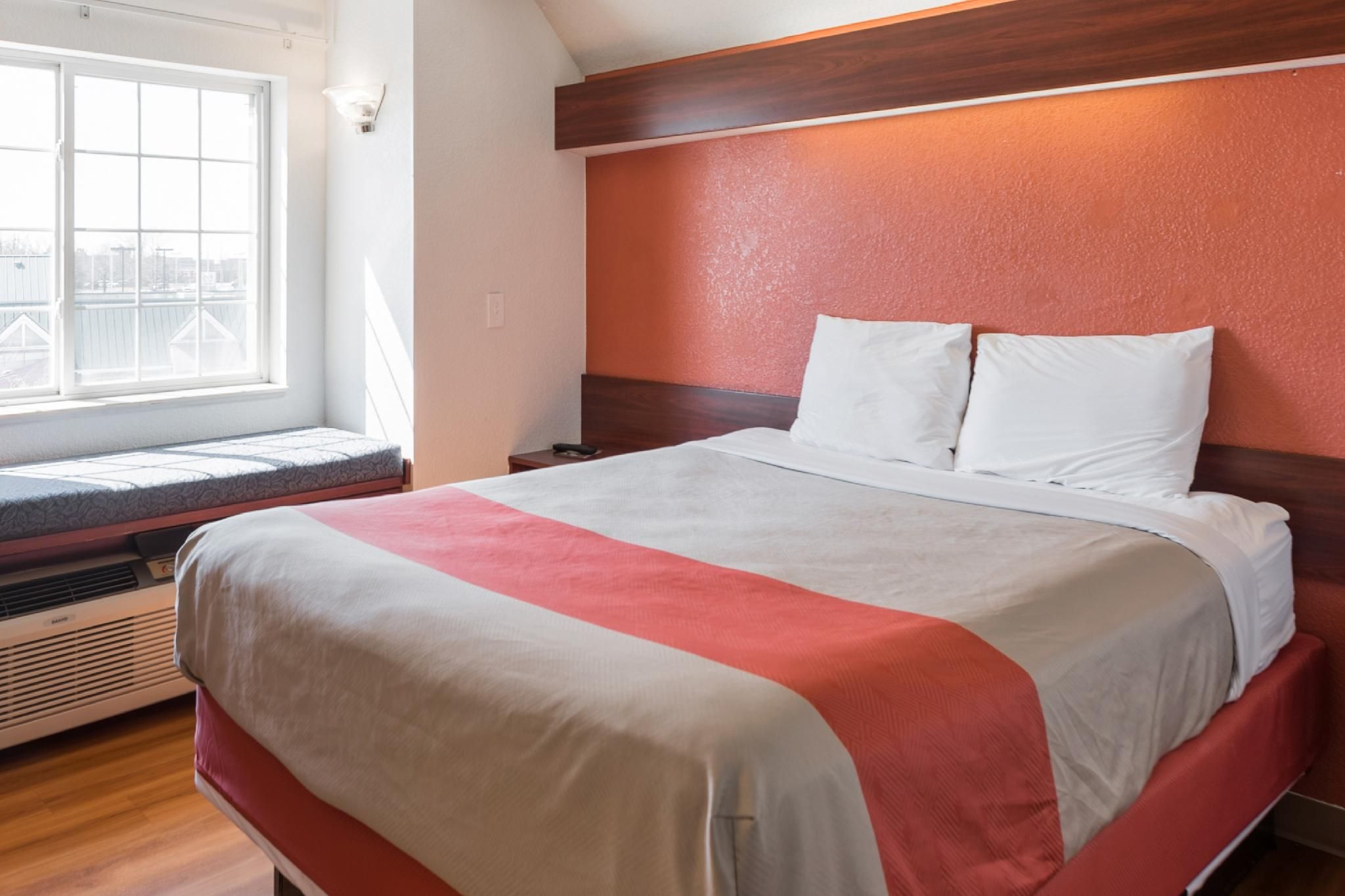 1 QUEEN BED | SMOKING