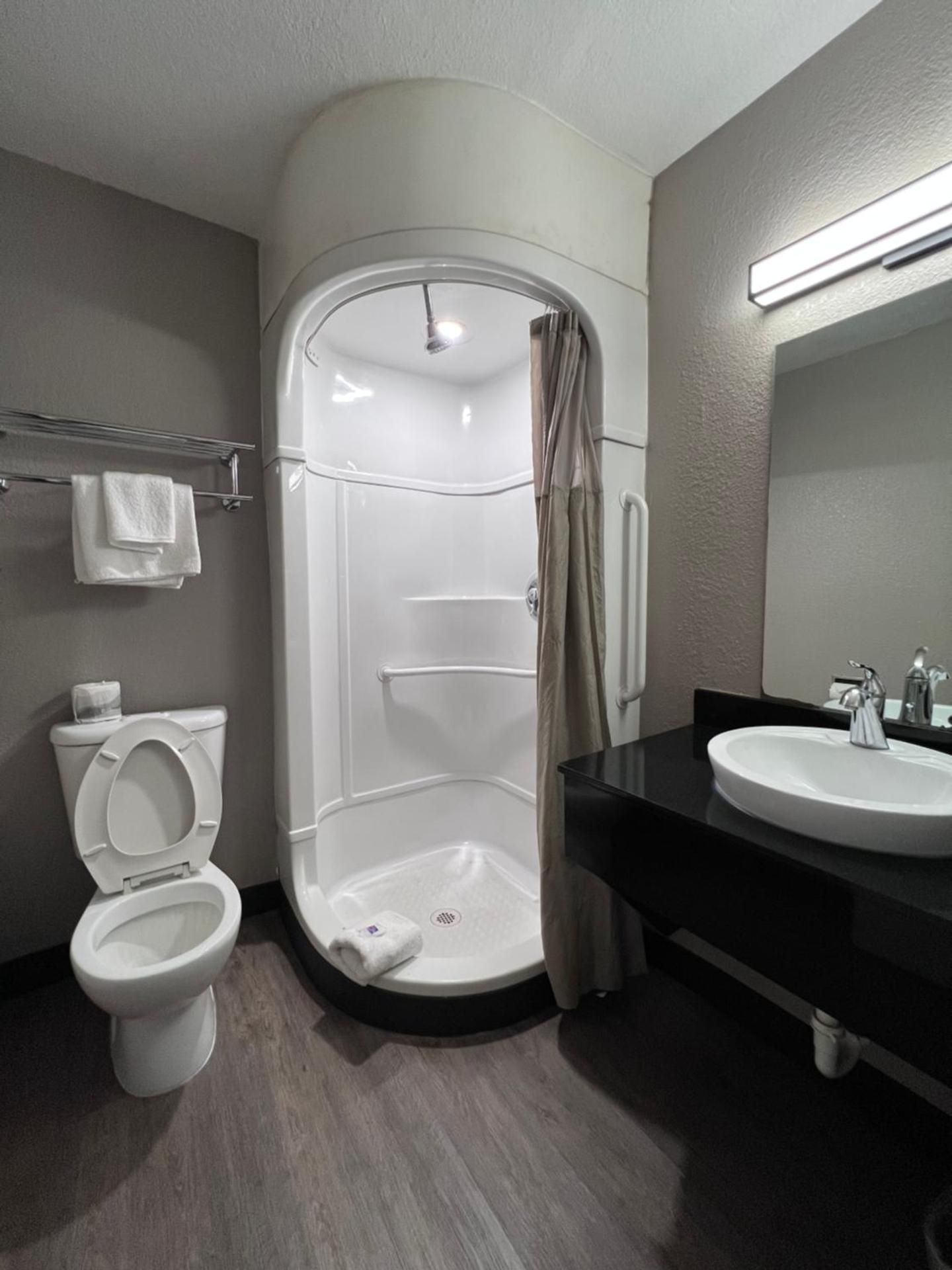 Deluxe Queen Room - Non-Smoking