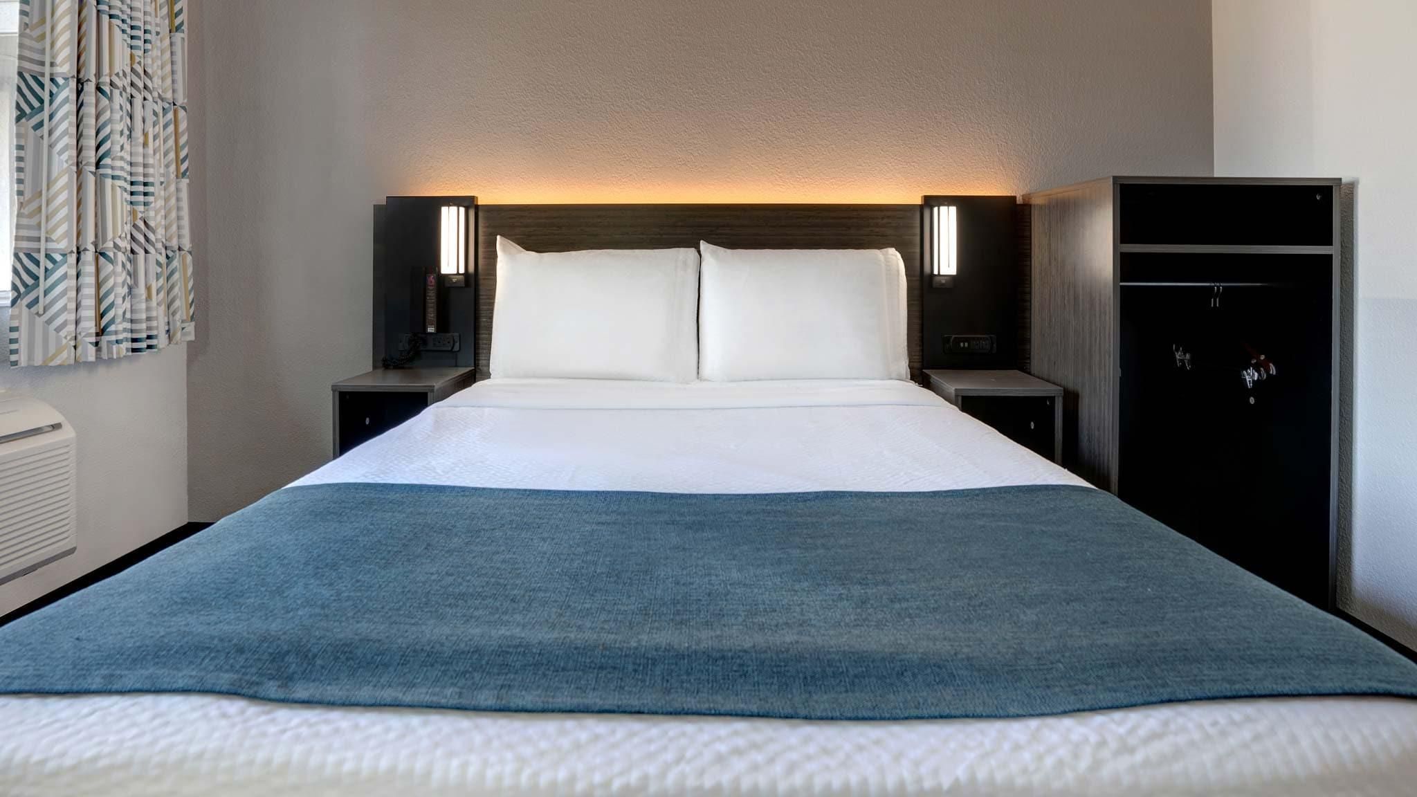1 QUEEN BED | SMOKING