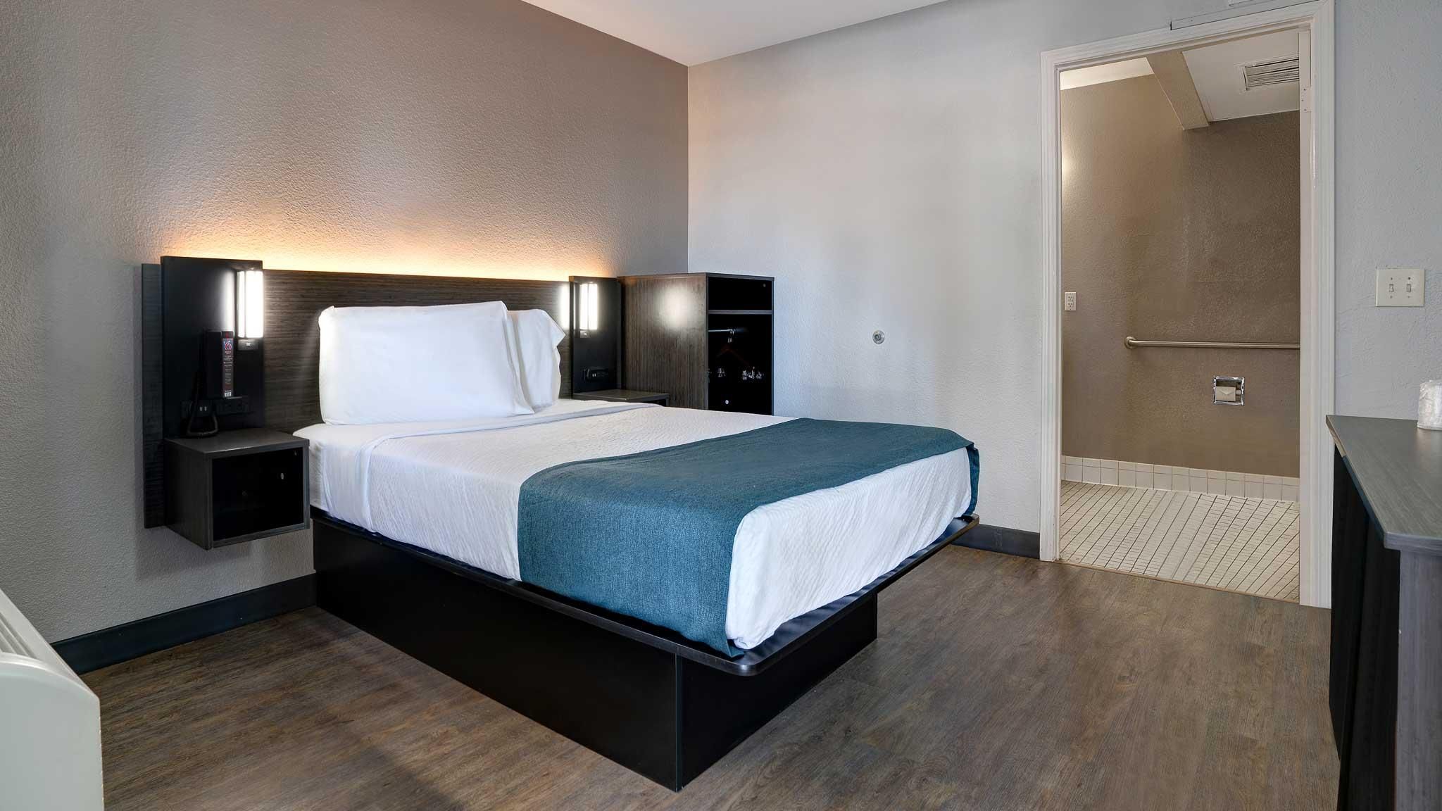 1 Queen Bed | Smoking, Micfridge