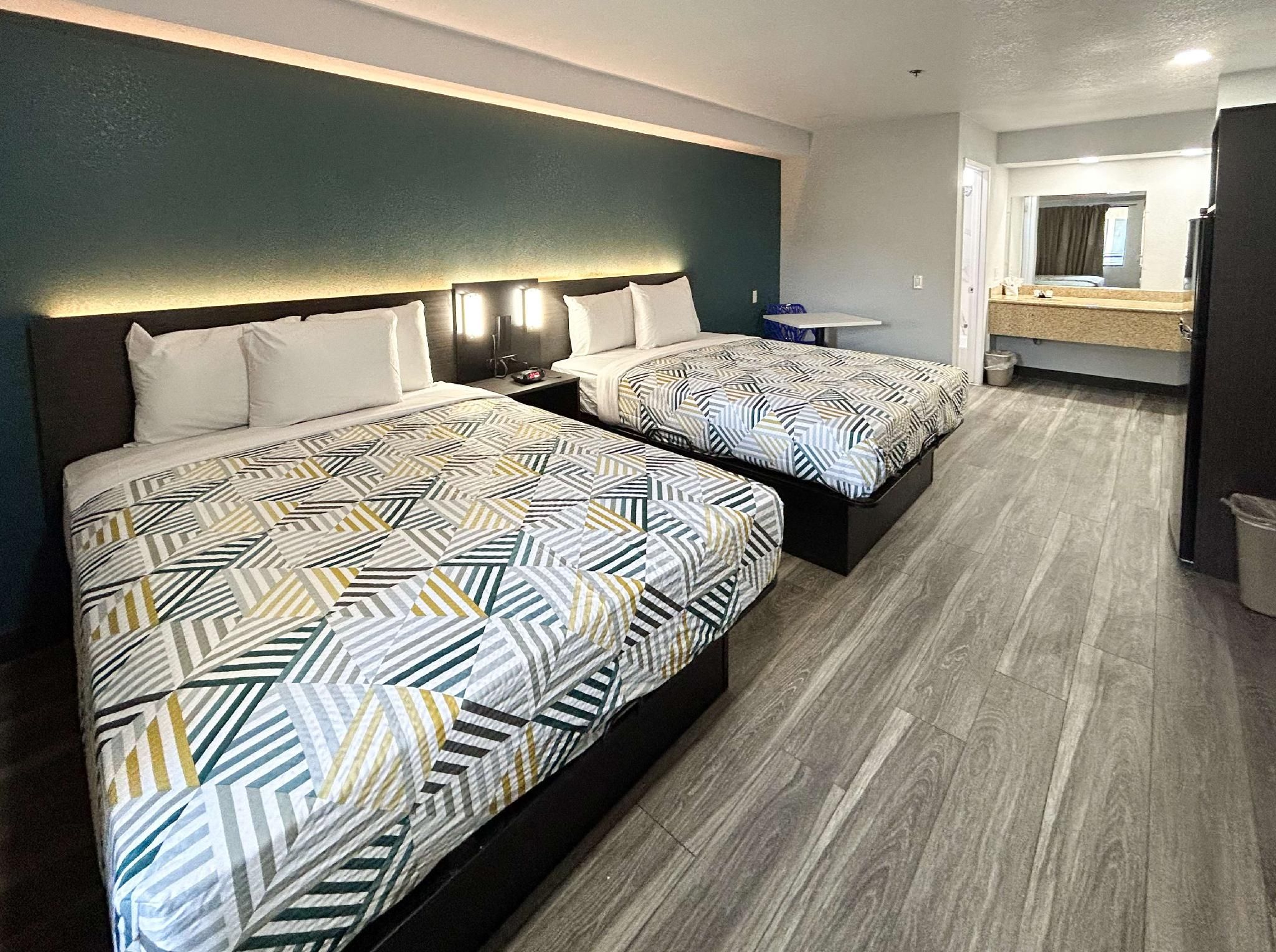 2 Queen Beds | Mobil Access RI Shr Nsmk Ktchn