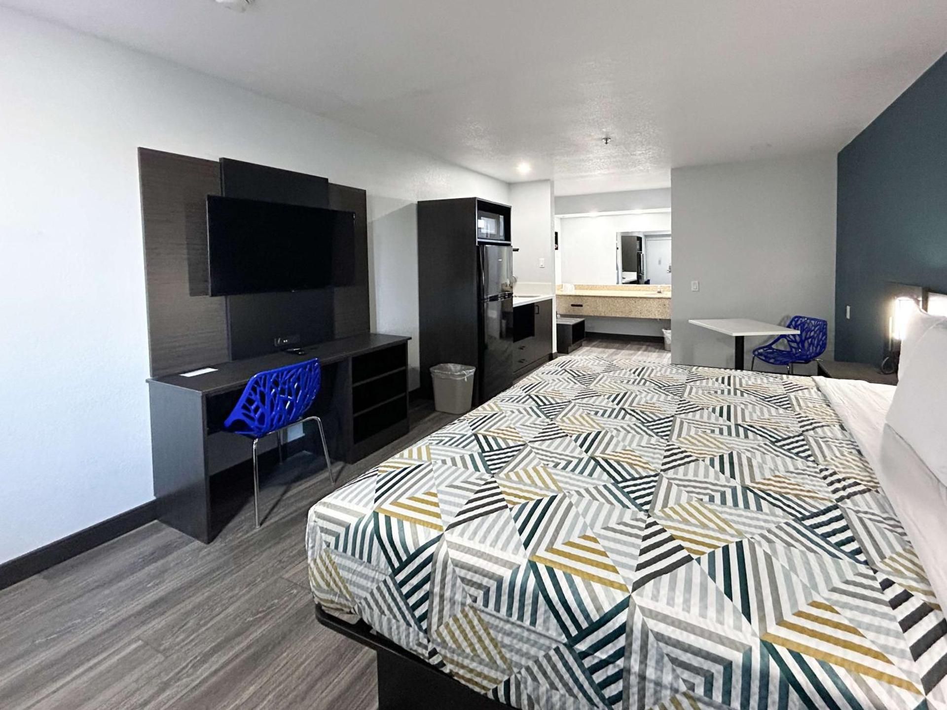 1 King Bed | Non-Smoking, Kitchen