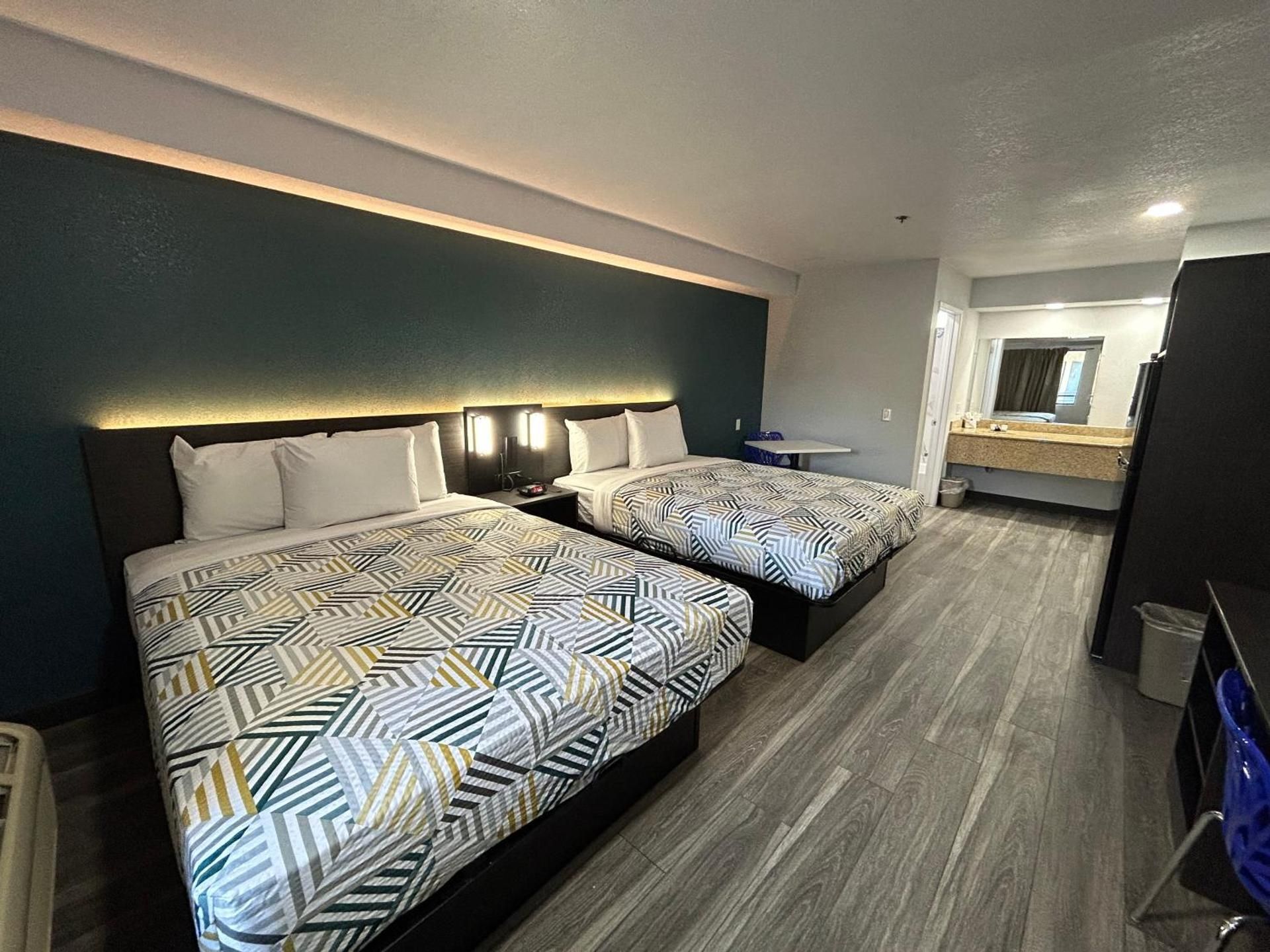 2 Queen Beds | Non-Smoking, Kitchen