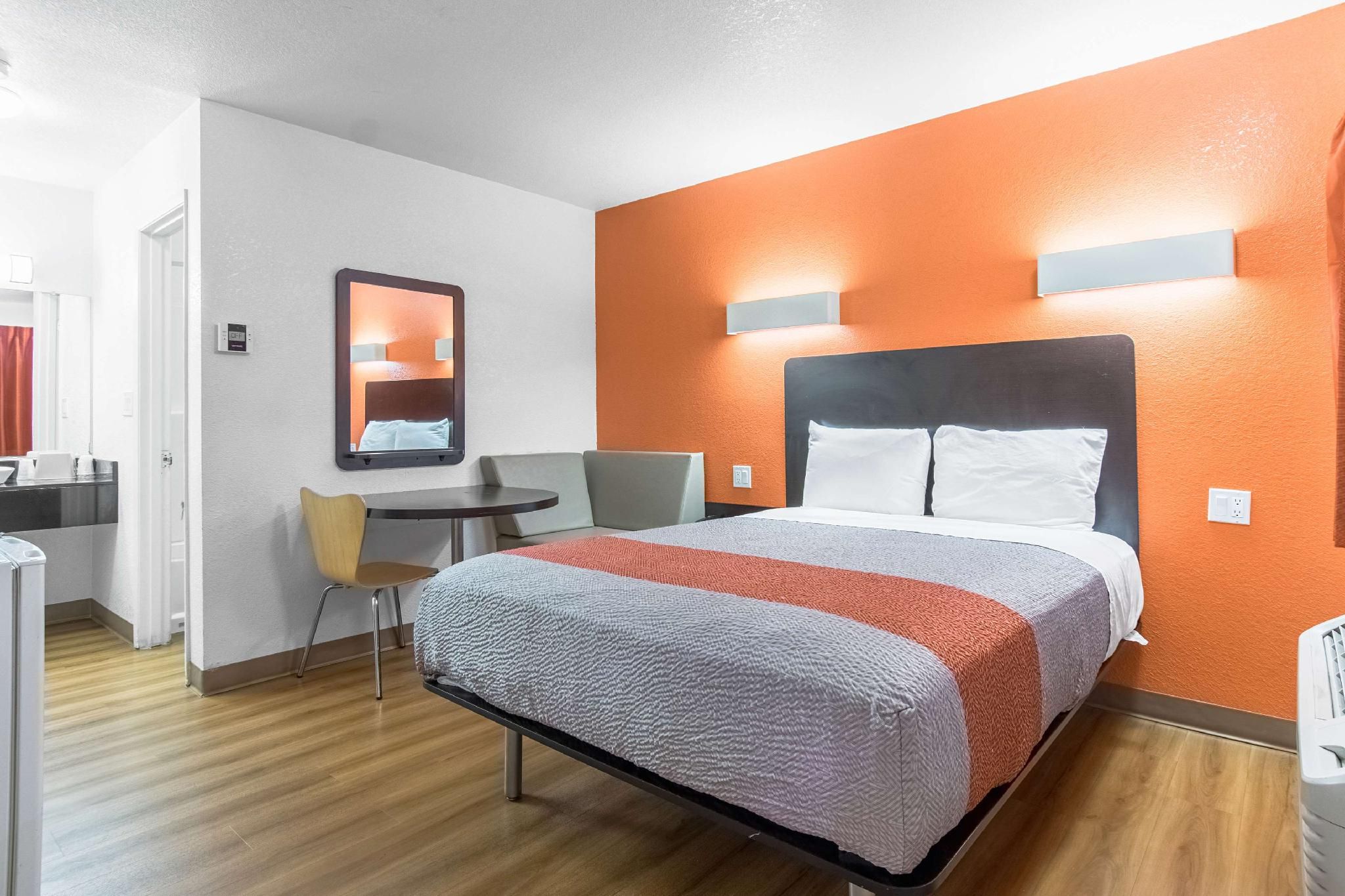 Motel 6 Bakersfield, CA - Central 1 Queen Bed | Non-Smoking, Mini Fridge