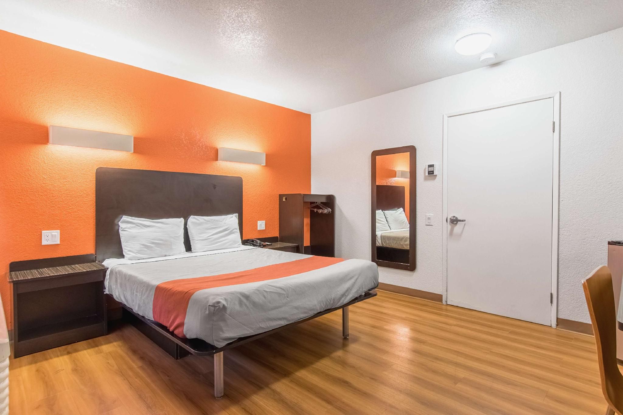 Motel 6 Bakersfield, CA - Central 1 QUEEN BED | MOBILITY ACCESS RI SHWR NSMK