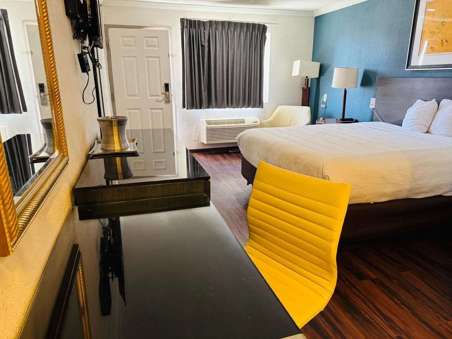 1 King Bed, Suite, Non-Smoking