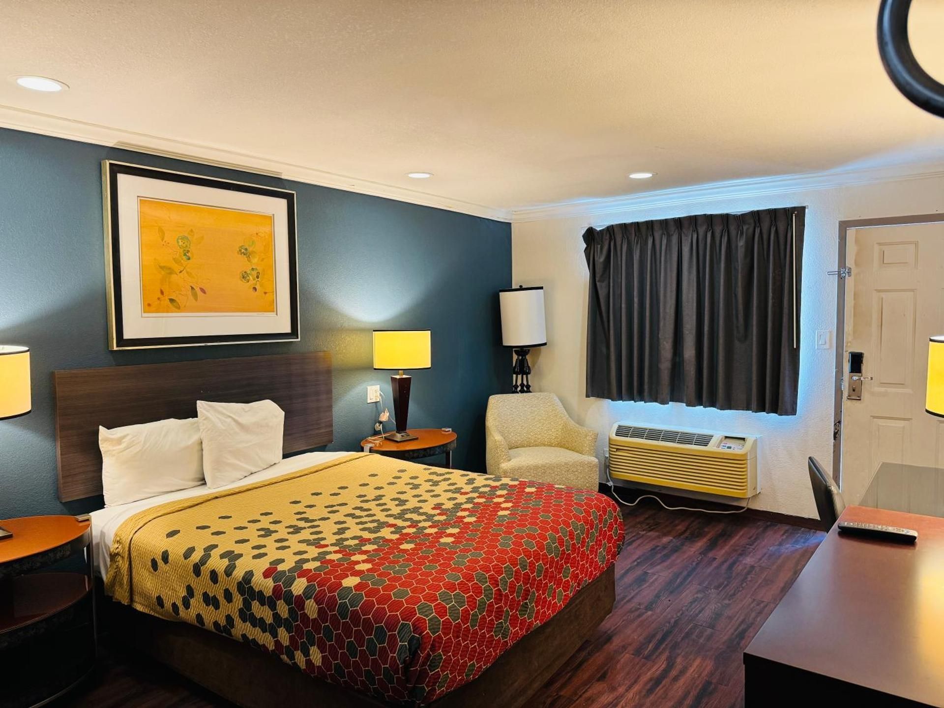 1 Queen Bed, Mobility Accessible Room, Bathtub w/ Grab Bars, Non-Smoking