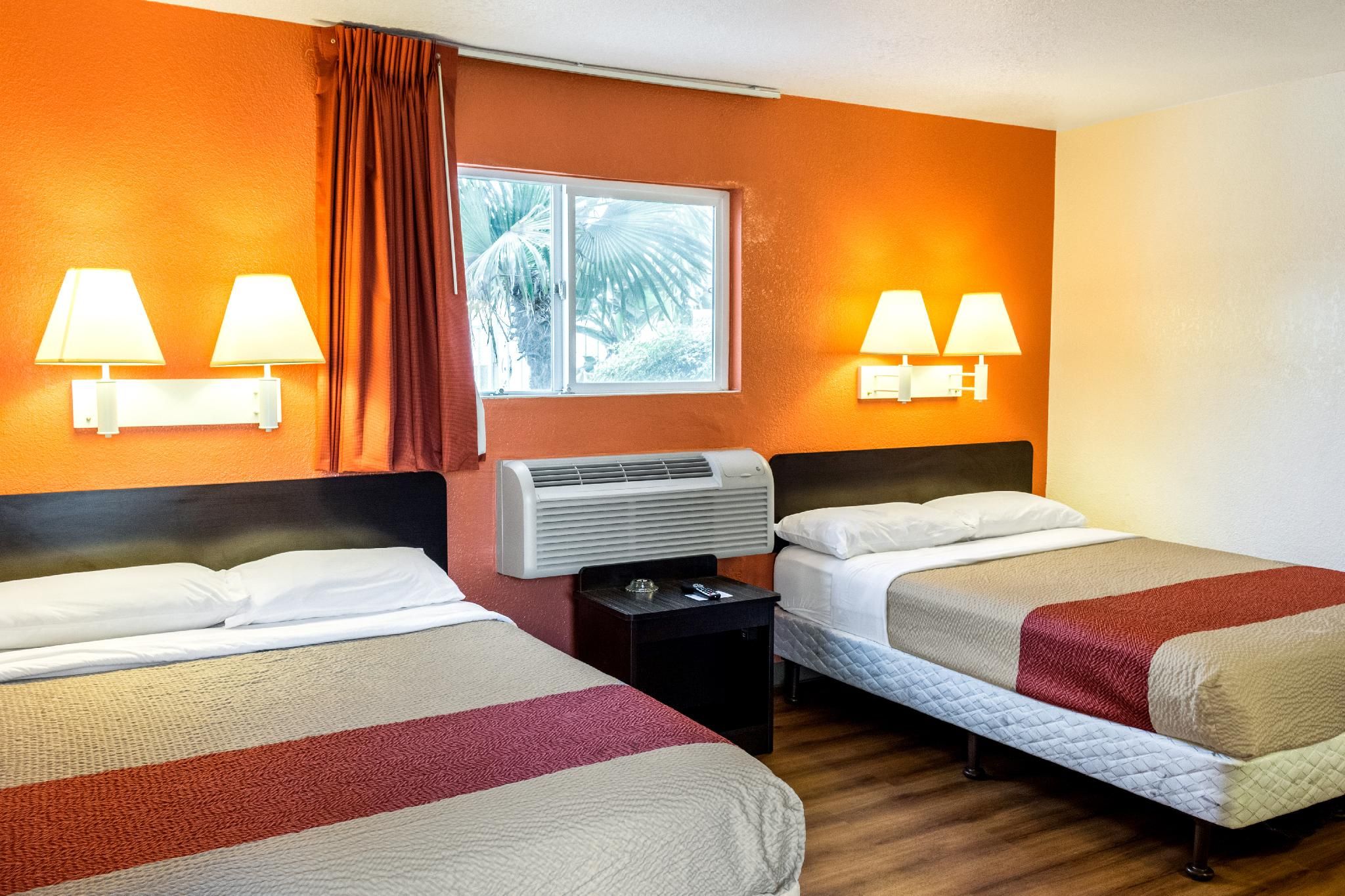 2 Full Beds |