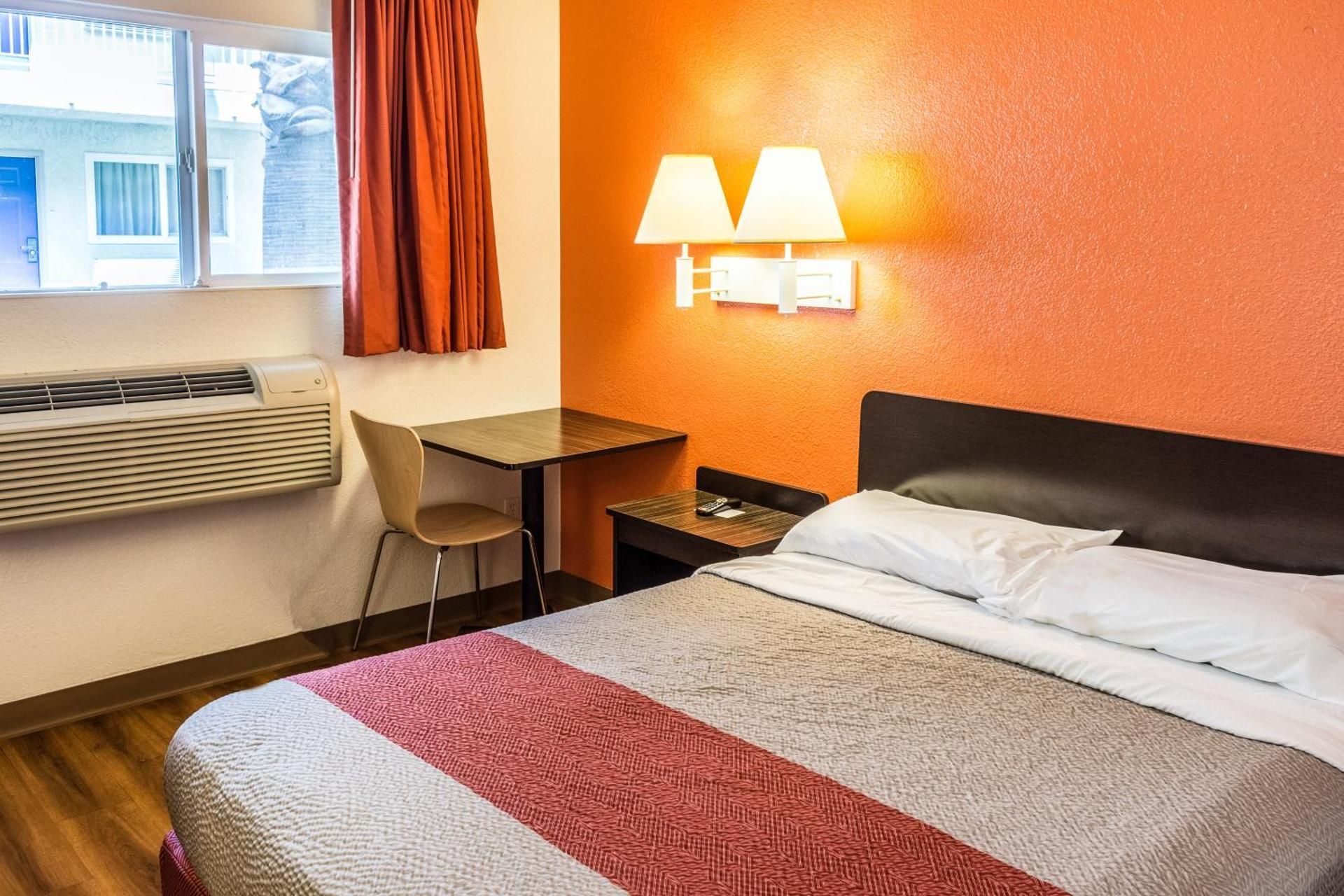1 Queen Bed |
