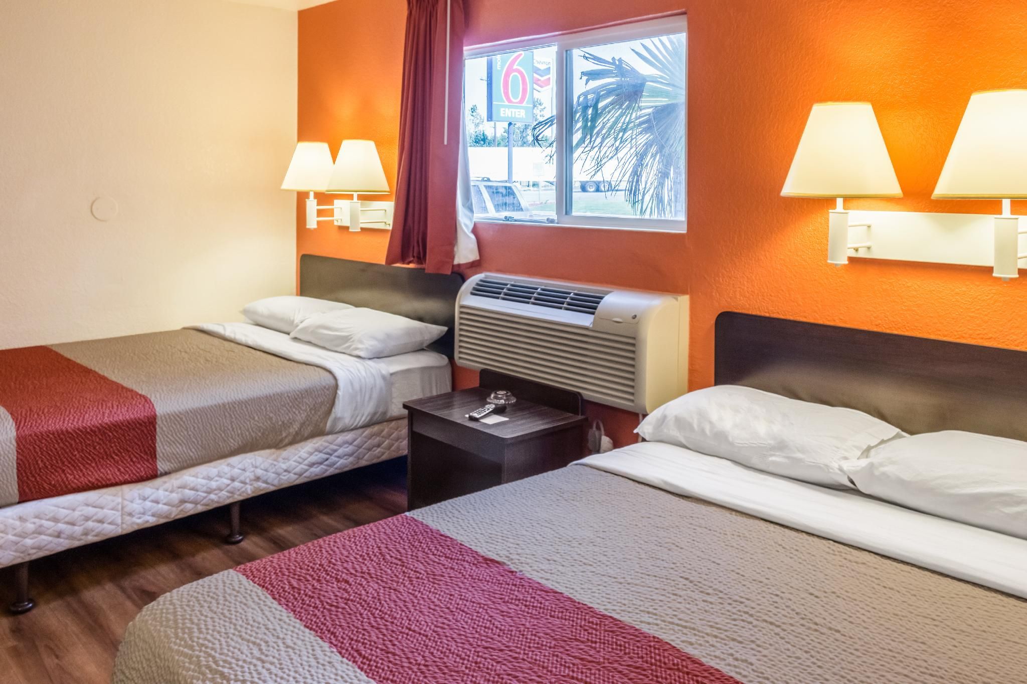 2 Full Beds |