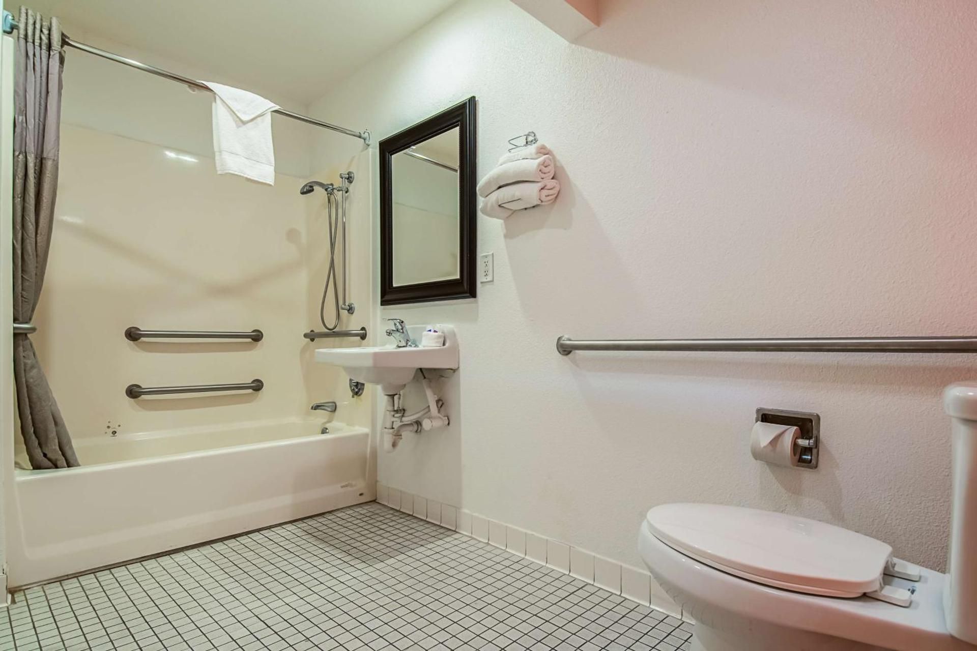 1 Full Bed | Mobility Access RI Shwr, Nsmk