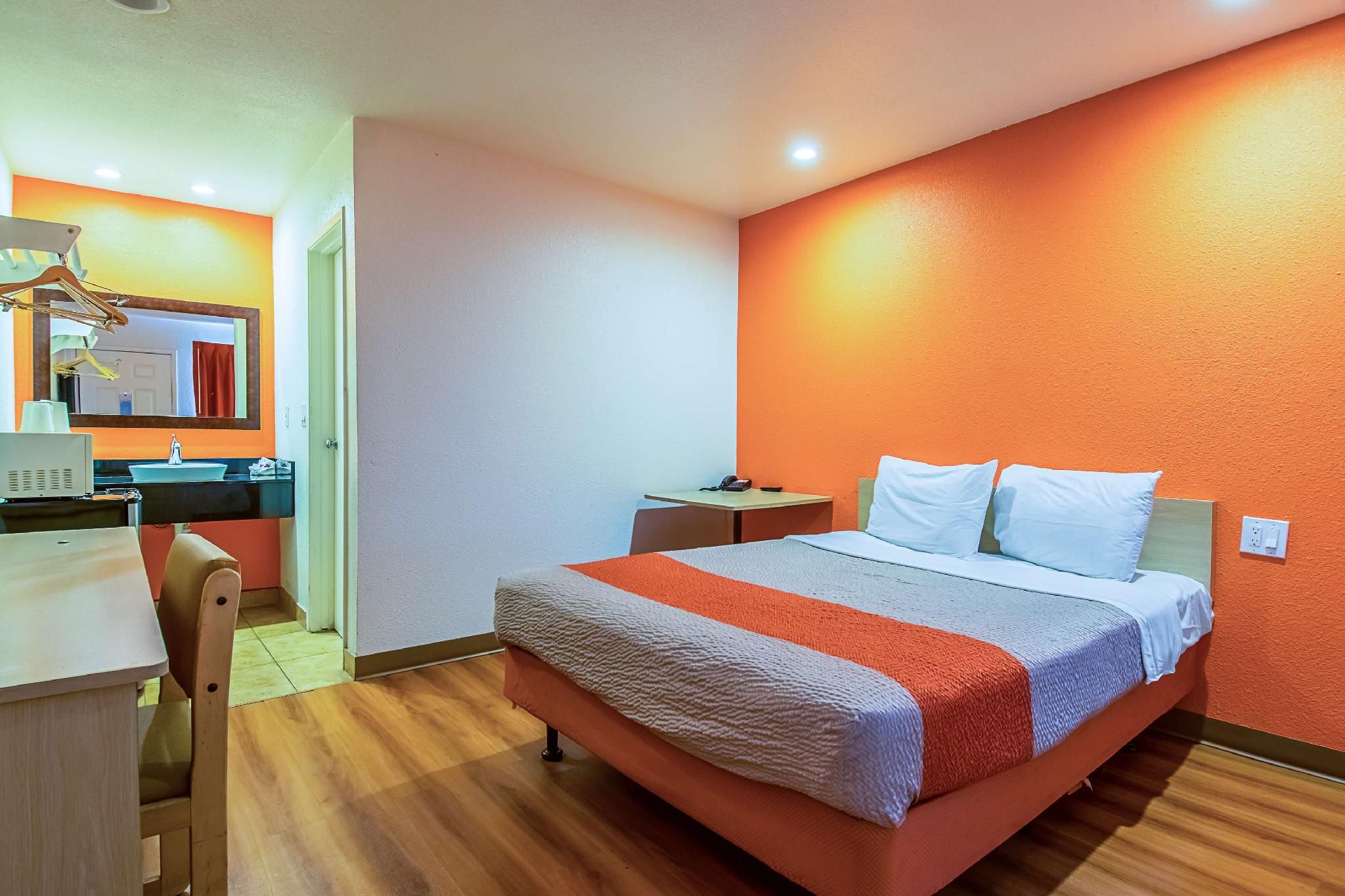 1 Queen Bed | Non-Smoking