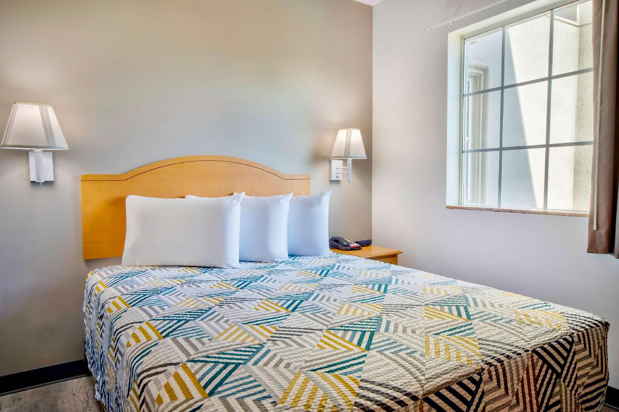 1 Queen Bed | ADA/RI Shower/Nsmk/Kitchen