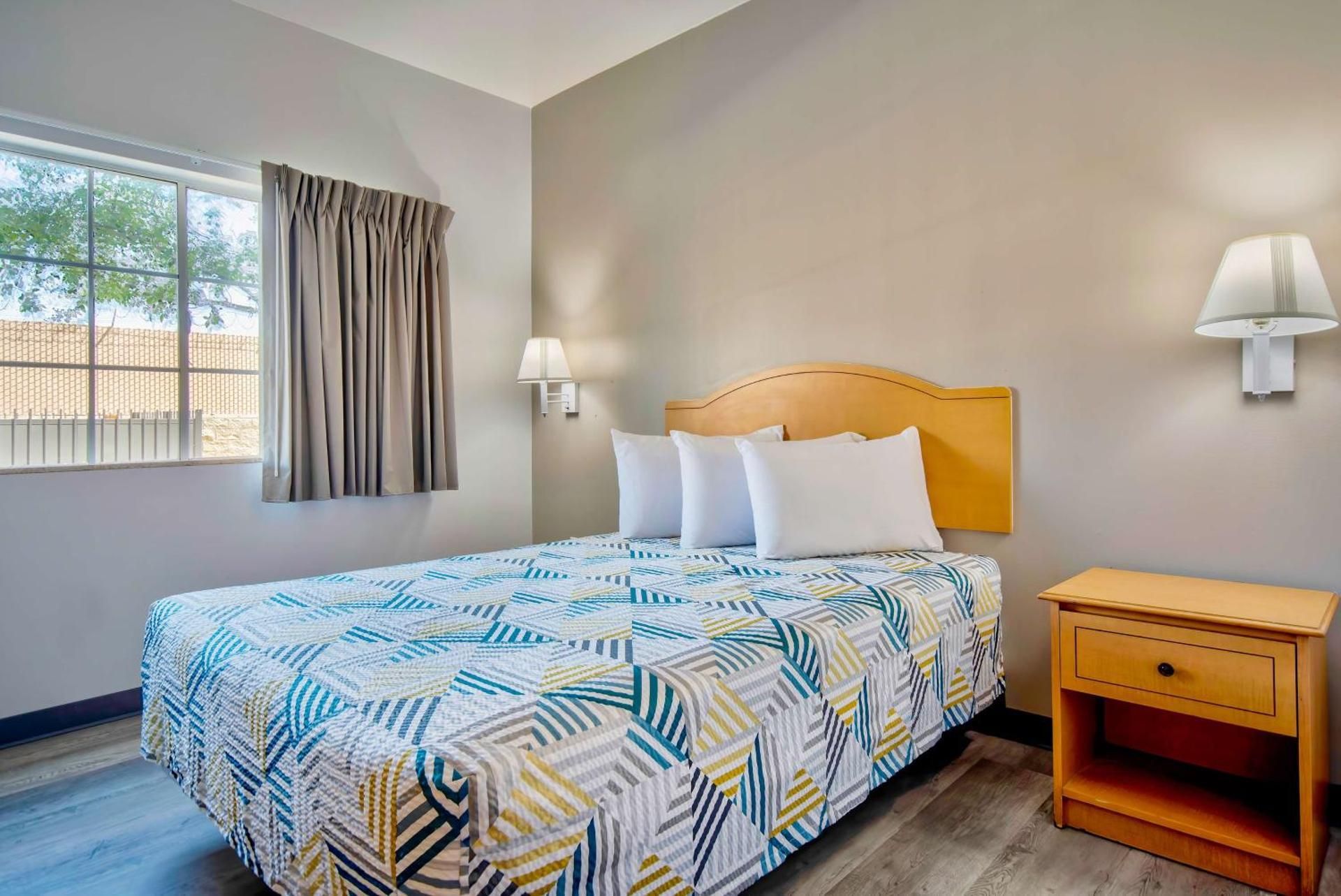 Queen Room - Disability Access - Non-Smoking