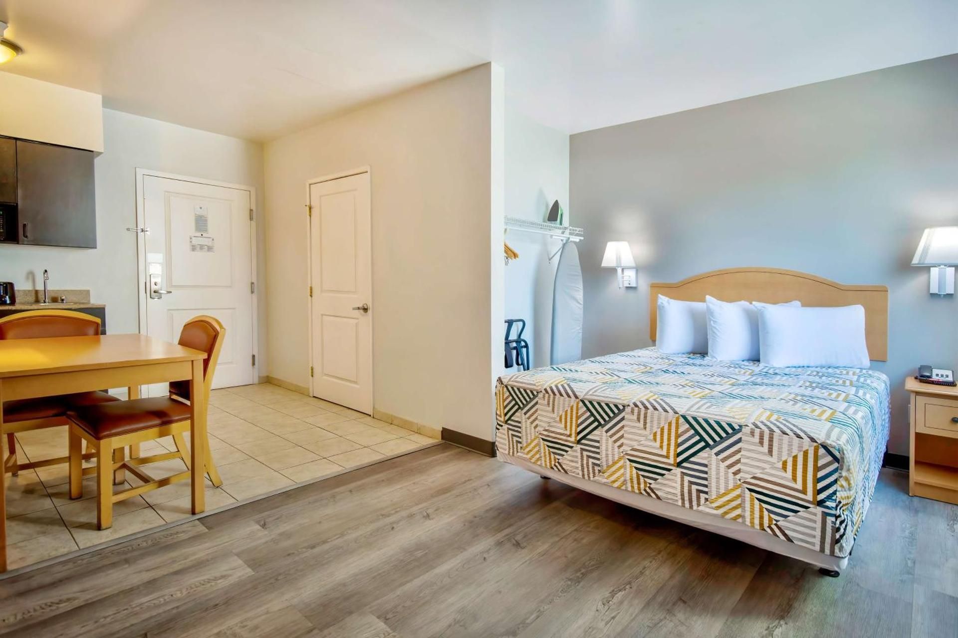 Queen Room - Disability Access - Non-Smoking