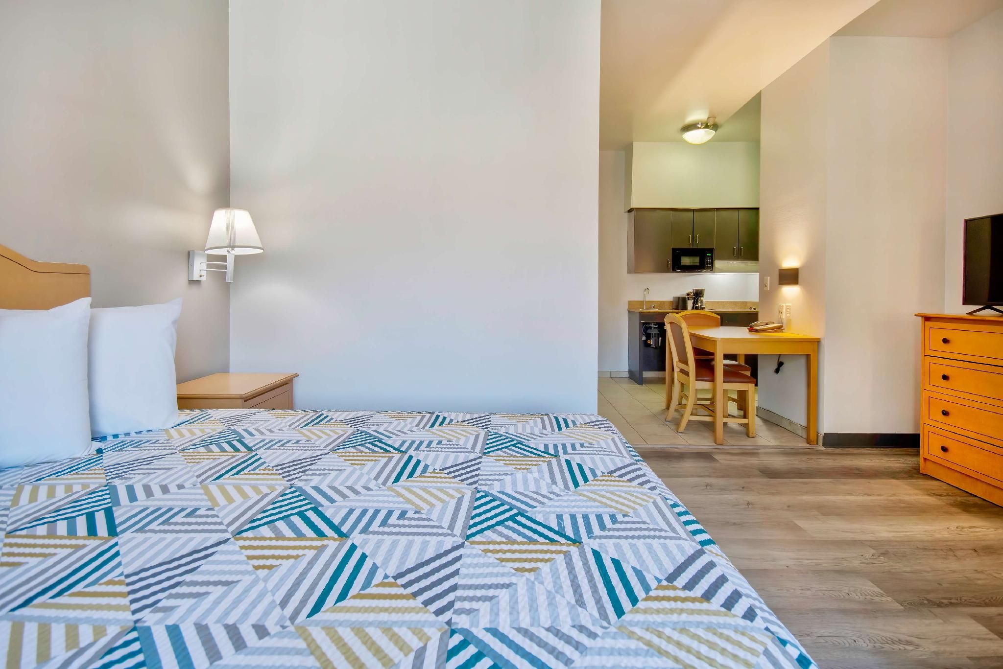 1 Queen Bed | Smoking, Kitchen