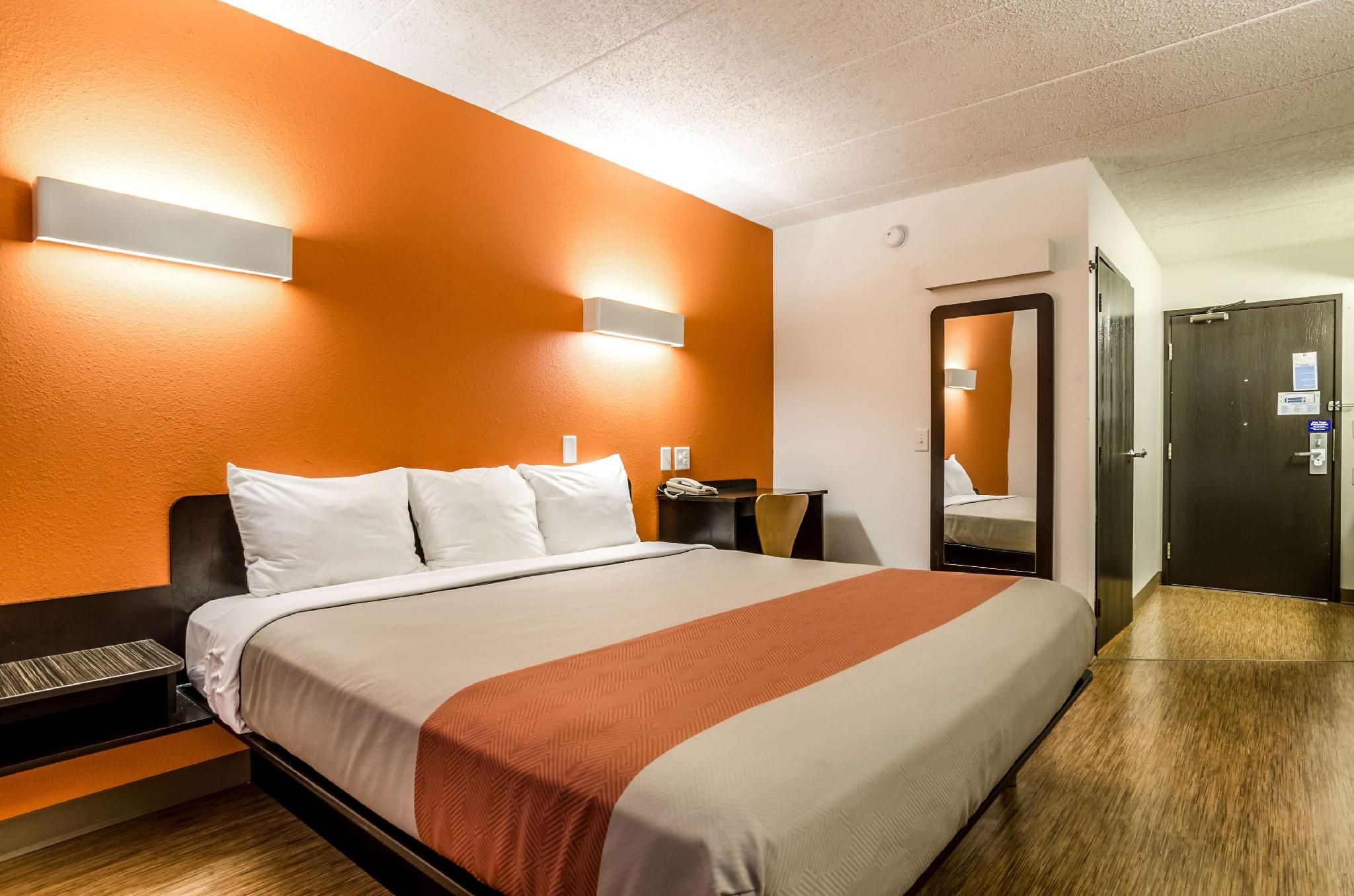 1 King Bed | Non-Smoking