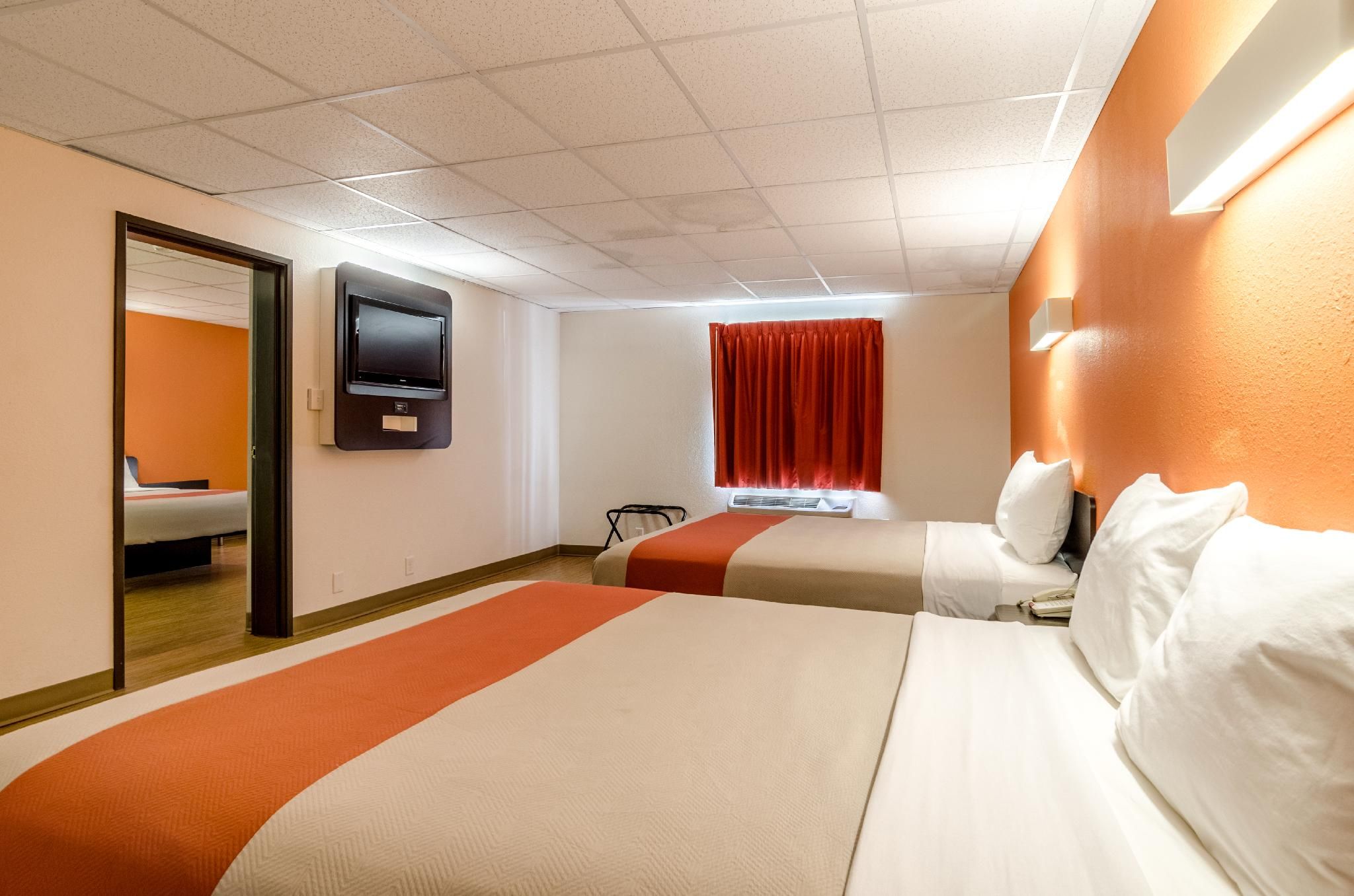 3 Queen Beds | Non-Smoking
