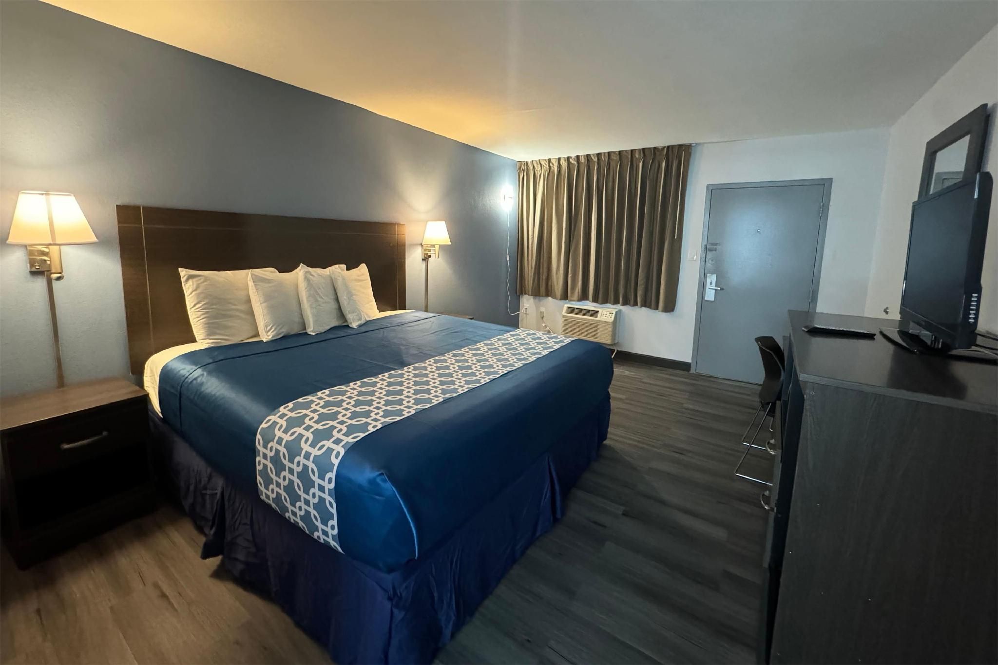 1 King Bed, Non-Smoking