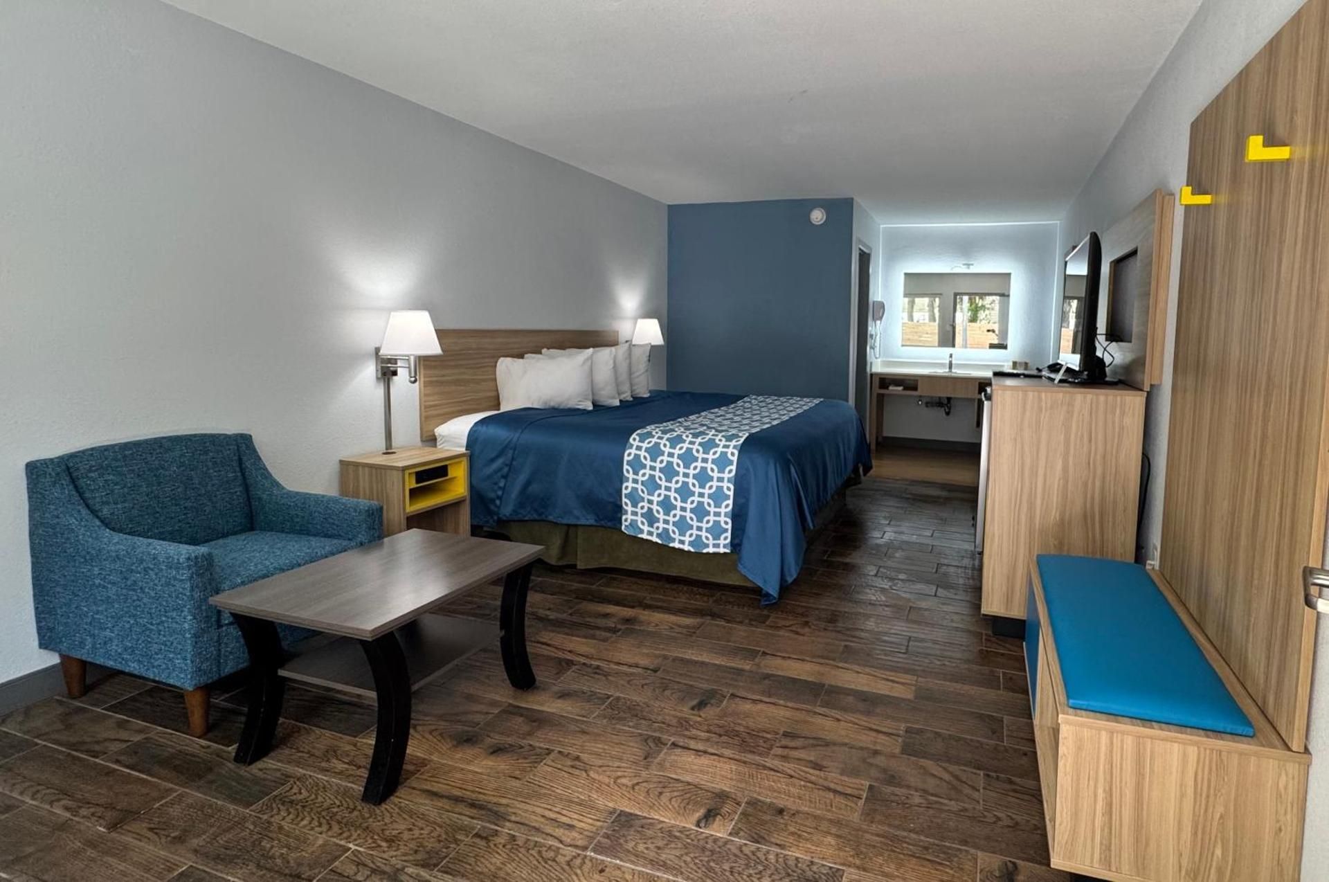 1 King Bed, Non-Smoking