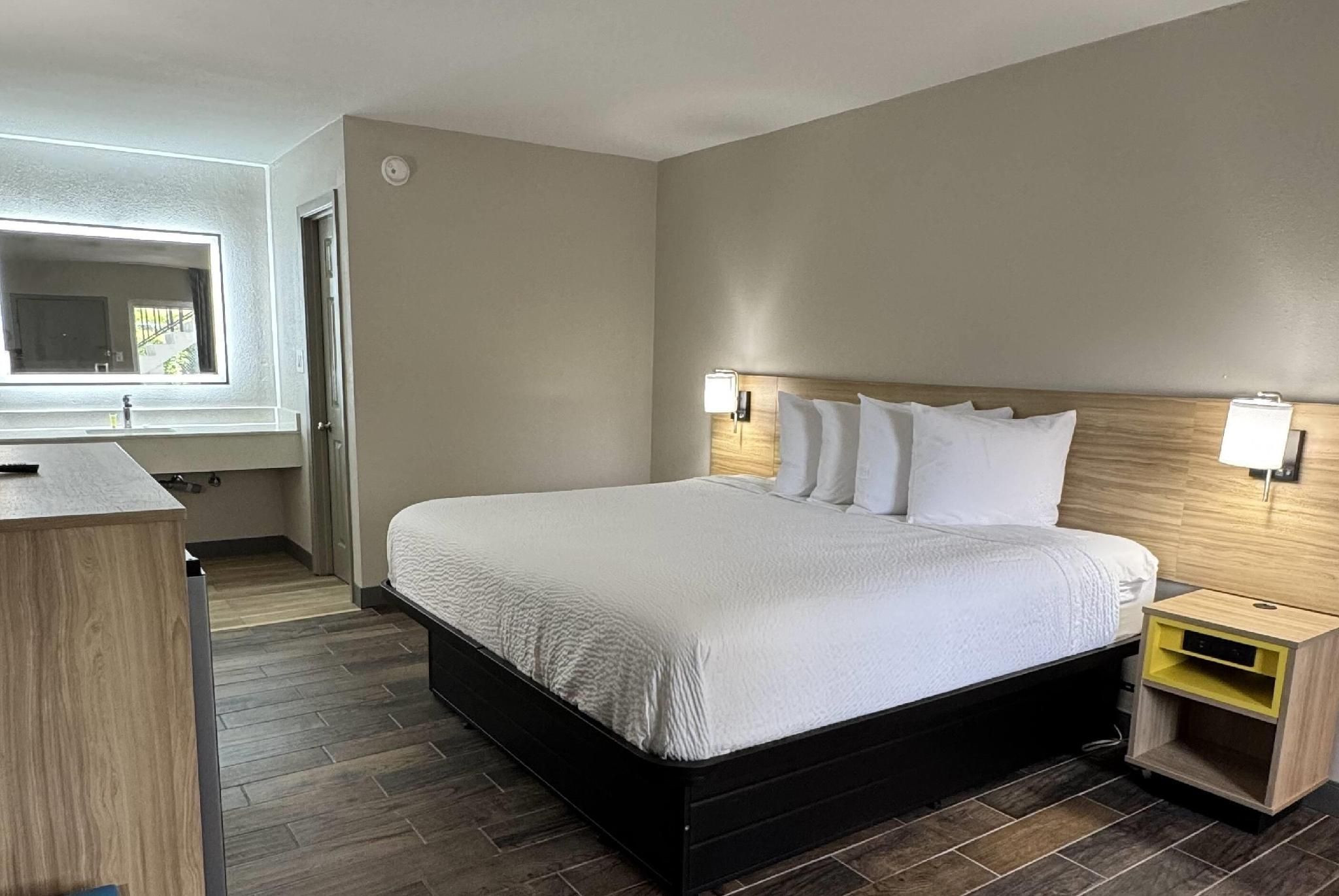 1 King Bed, Deluxe, Non-Smoking