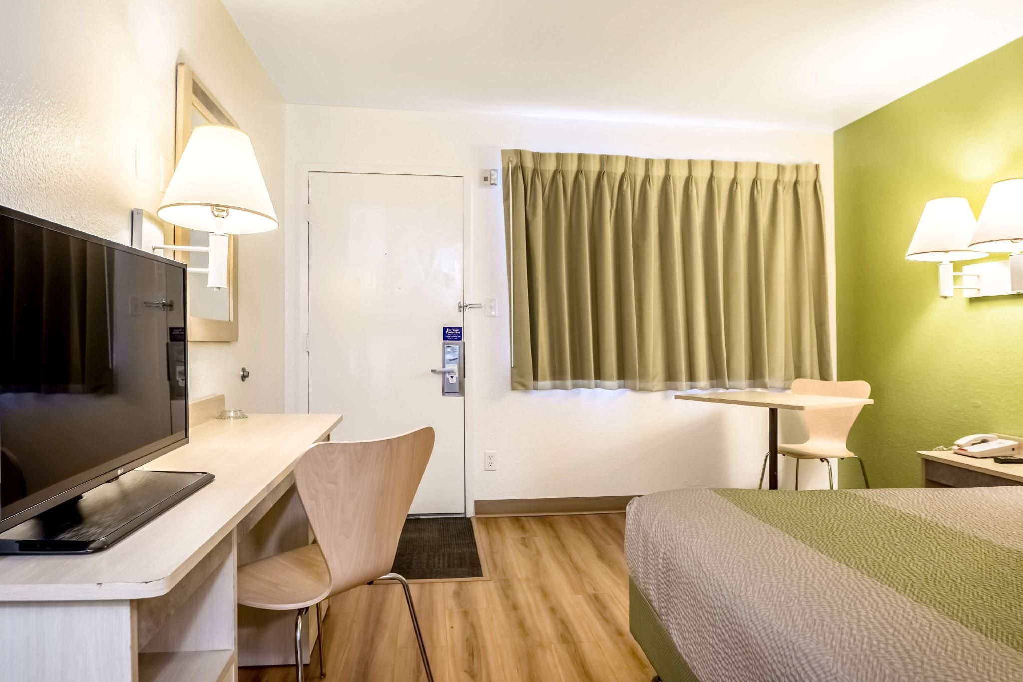 Motel 6 Pueblo, CO - I-25 1 FULL BED | MOBIL ACCESS RI SHWR KITCHEN