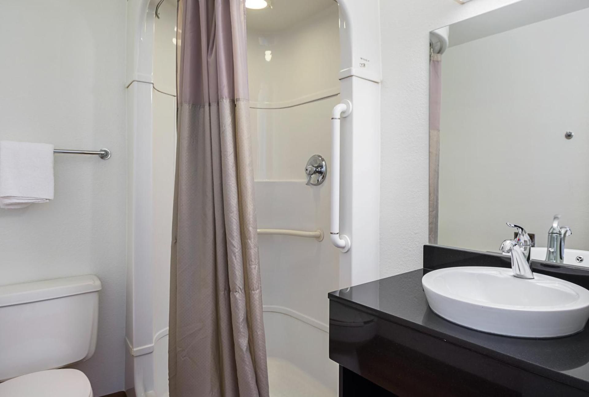 Motel 6 Pueblo, CO - I-25 Double Room - Disability Access - Roll In Shower 3