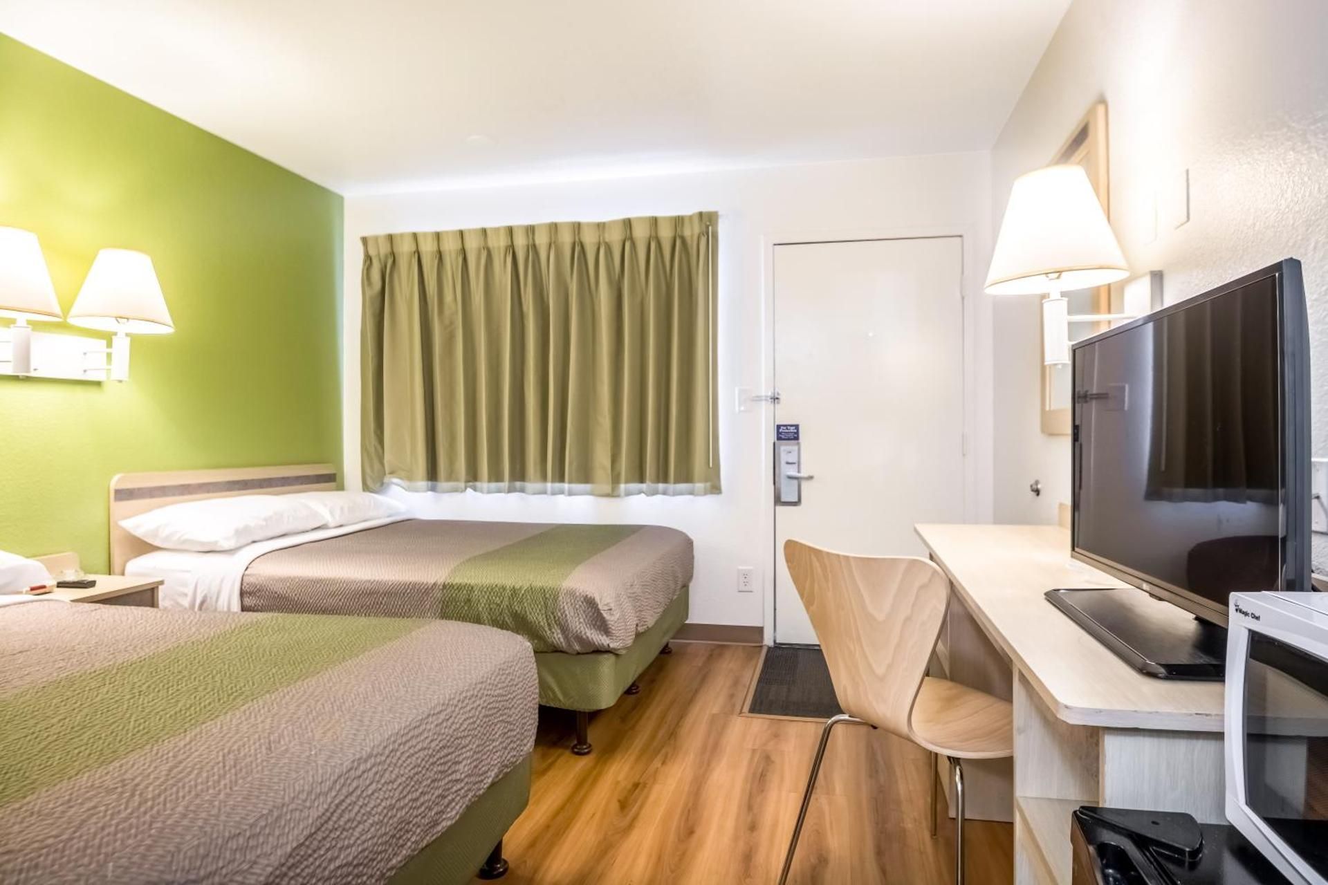 Motel 6 Pueblo, CO - I-25 Double Room - Disability Access - Roll In Shower