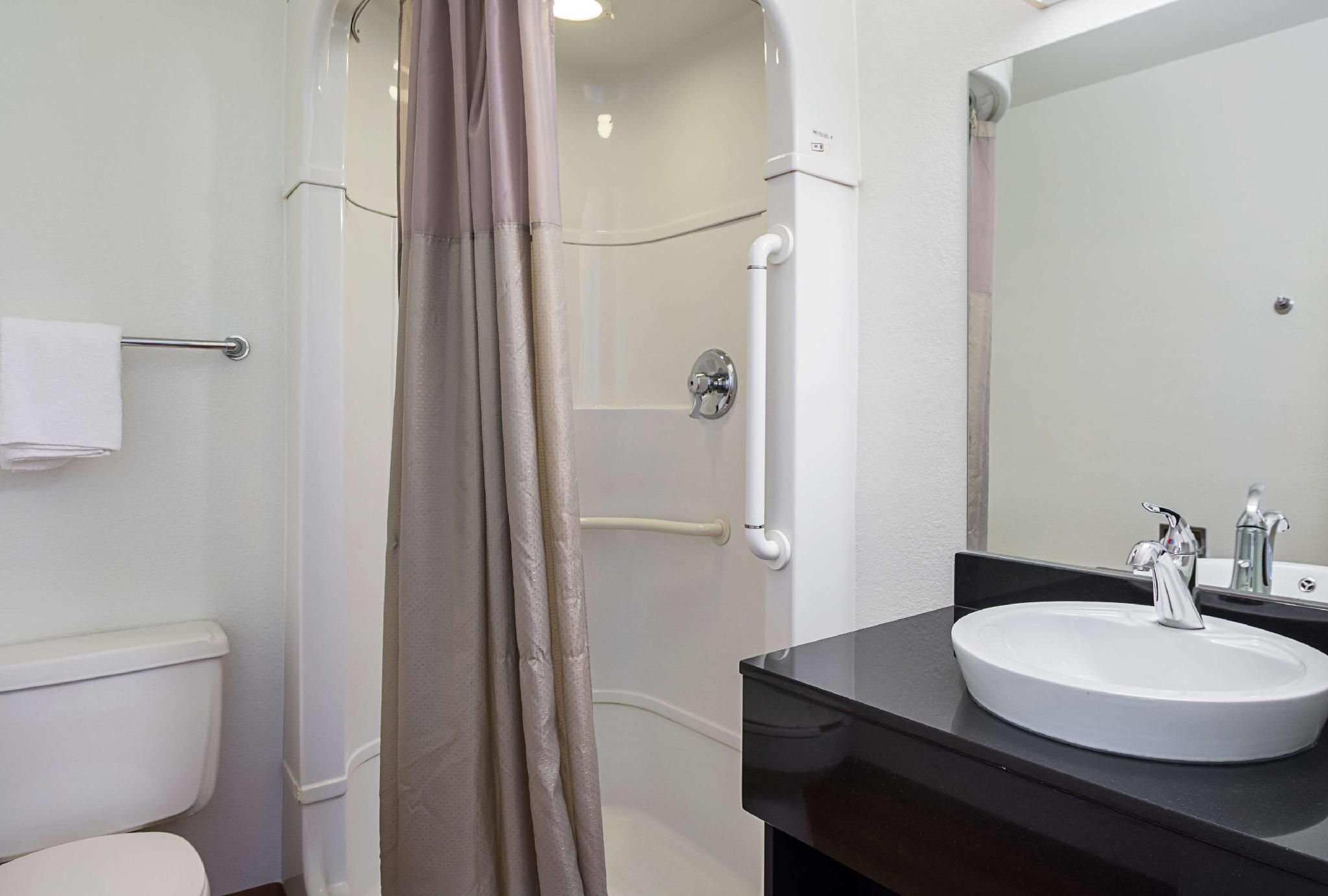 Motel 6 Pueblo, CO - I-25 1 QUEEN BED | KITCHEN 2