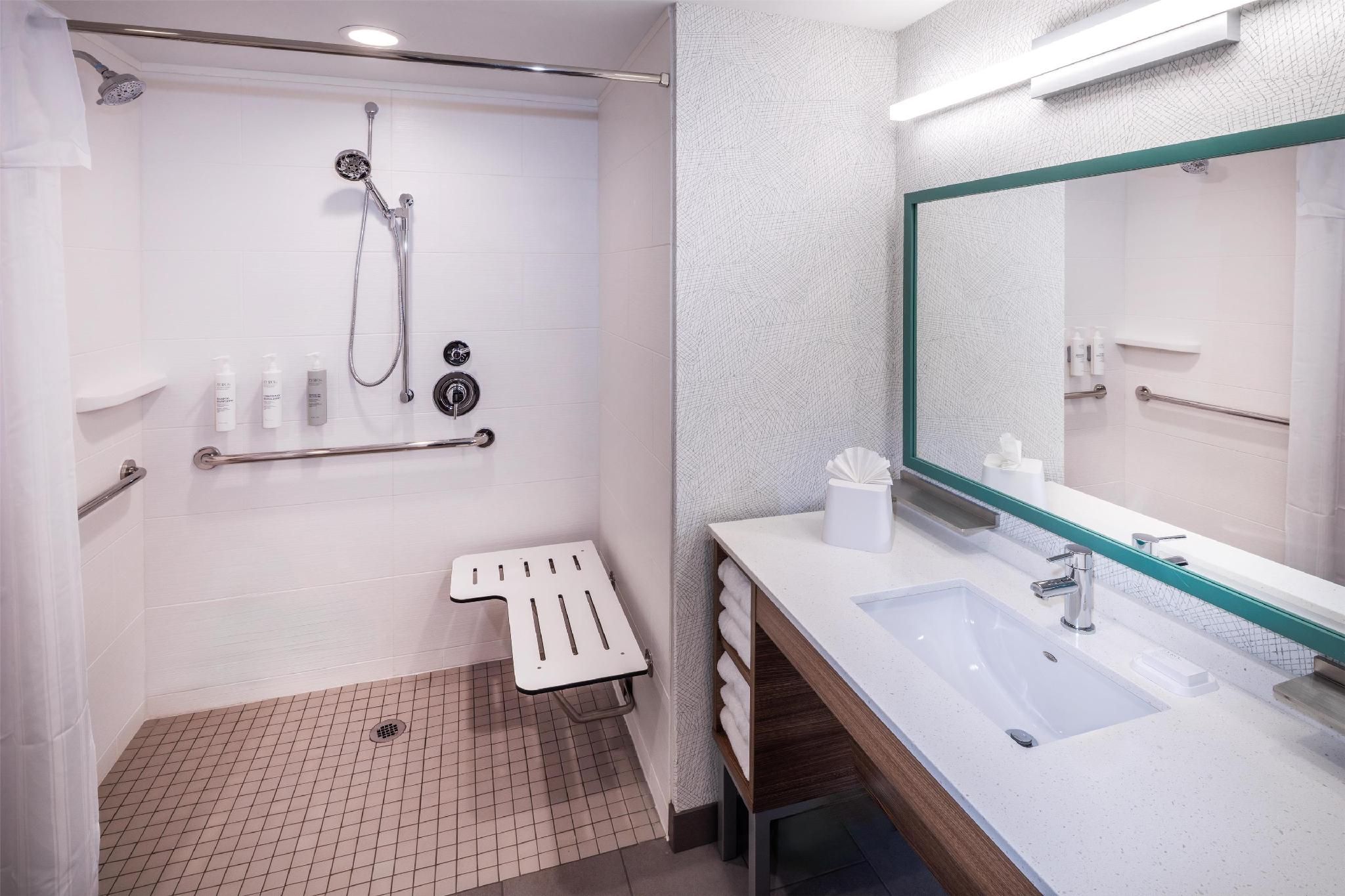 2 Qn Mobility Accessible Ri Shower Studio Ste
