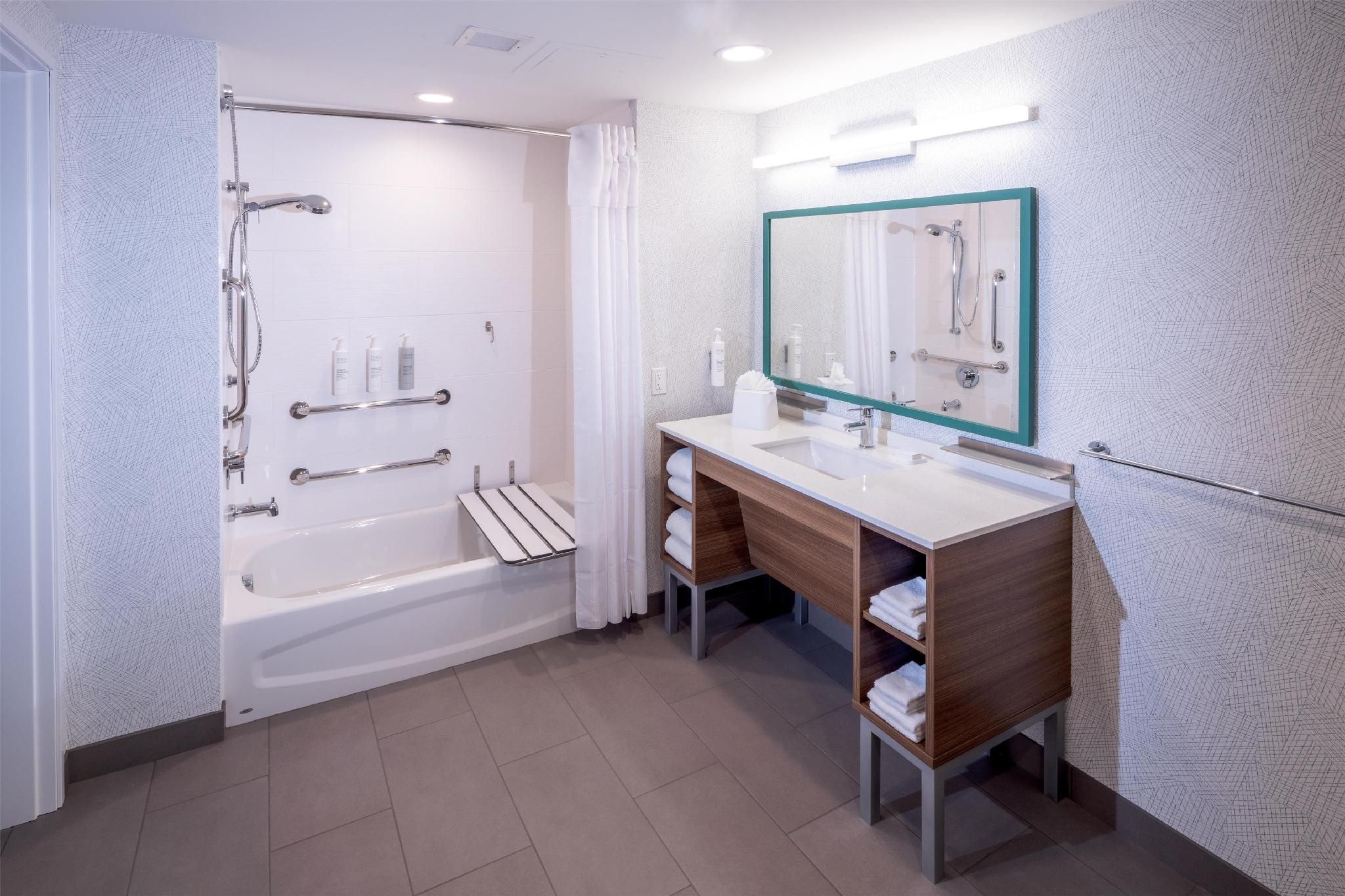 2 Qn Mobility/Hearing Access Tub Studio Suite