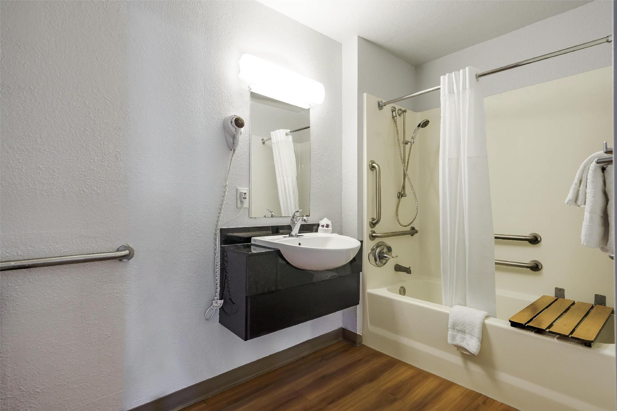 Motel 6 Fremont, CA – North 1 Queen Bed | ADA/Tub 3