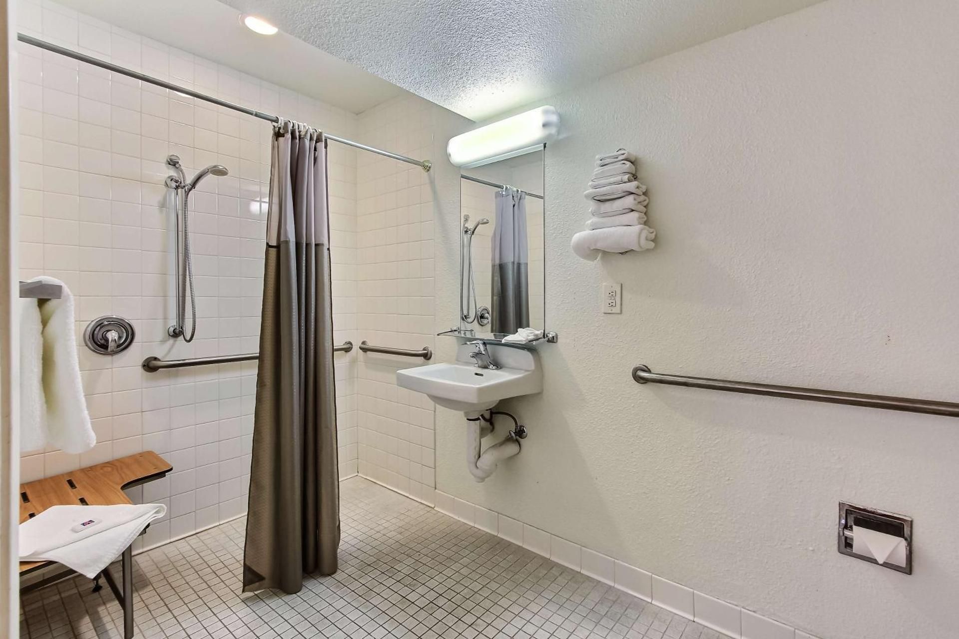 Motel 6 Fremont, CA - South 1 QUEEN BED | MOBILITY ACCESS RI SHWR NSMK 3