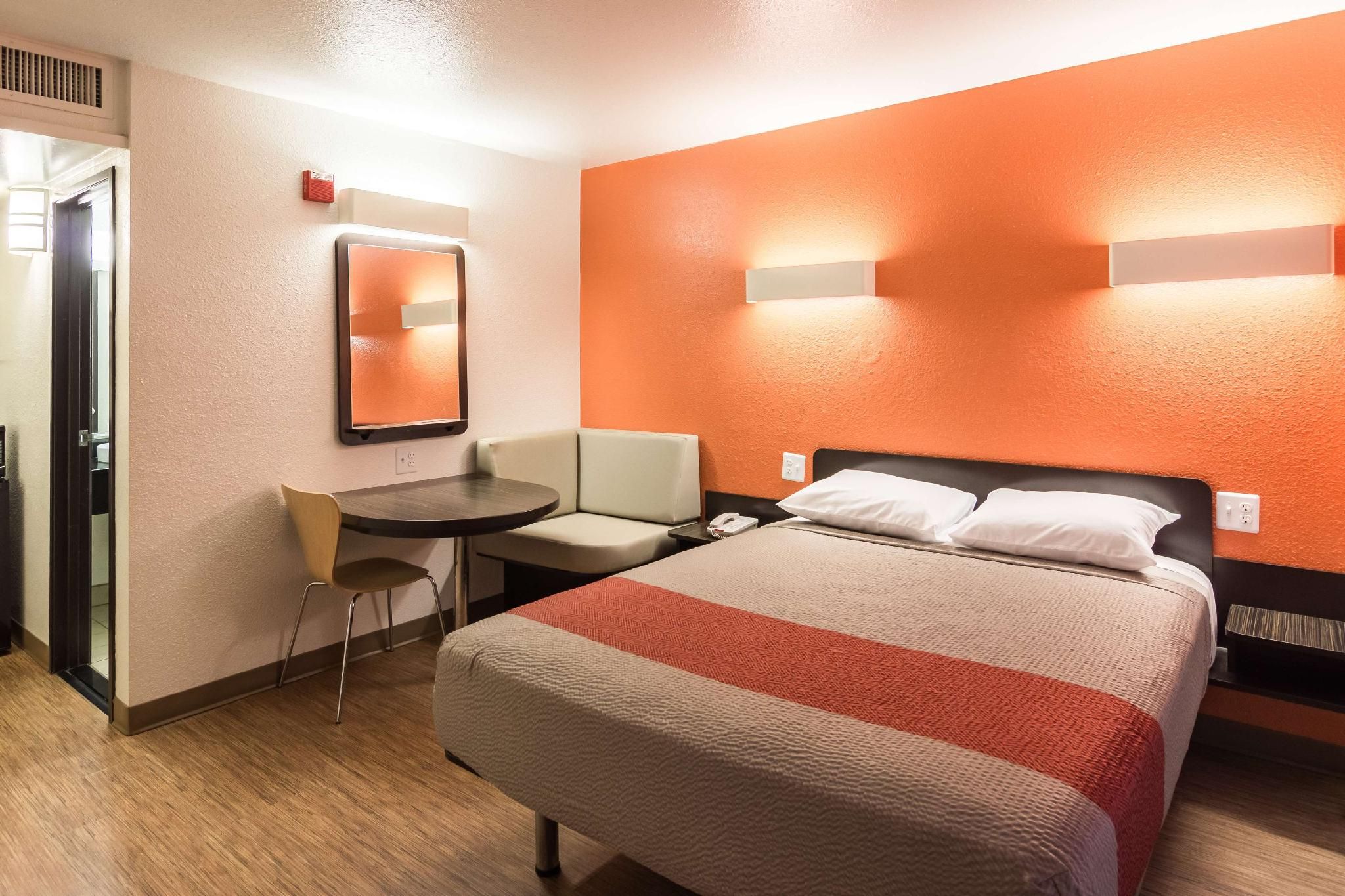 Motel 6 Oroville, CA 1 QUEEN BED | NON-SMOKING