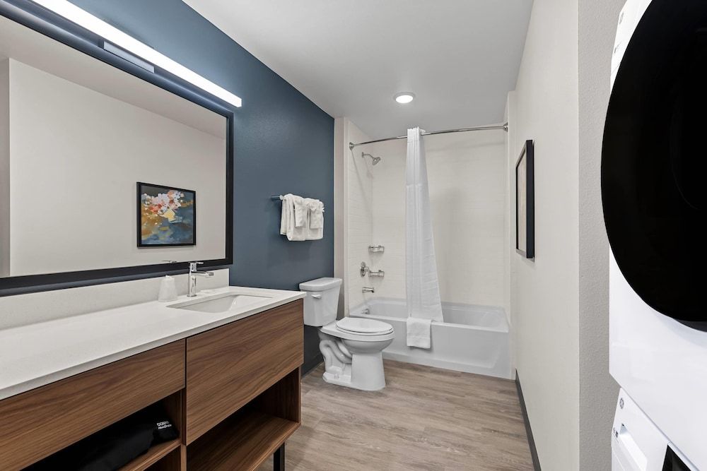 Everhome Suites Brownsville Suite, 1 King Bed, Non Smoking (Upgrade) 3