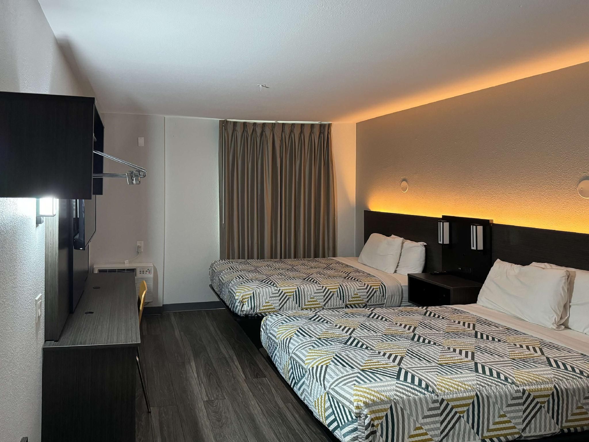 2 FULL BEDS | MOBILITY ACCESSIBLE RI SHWR