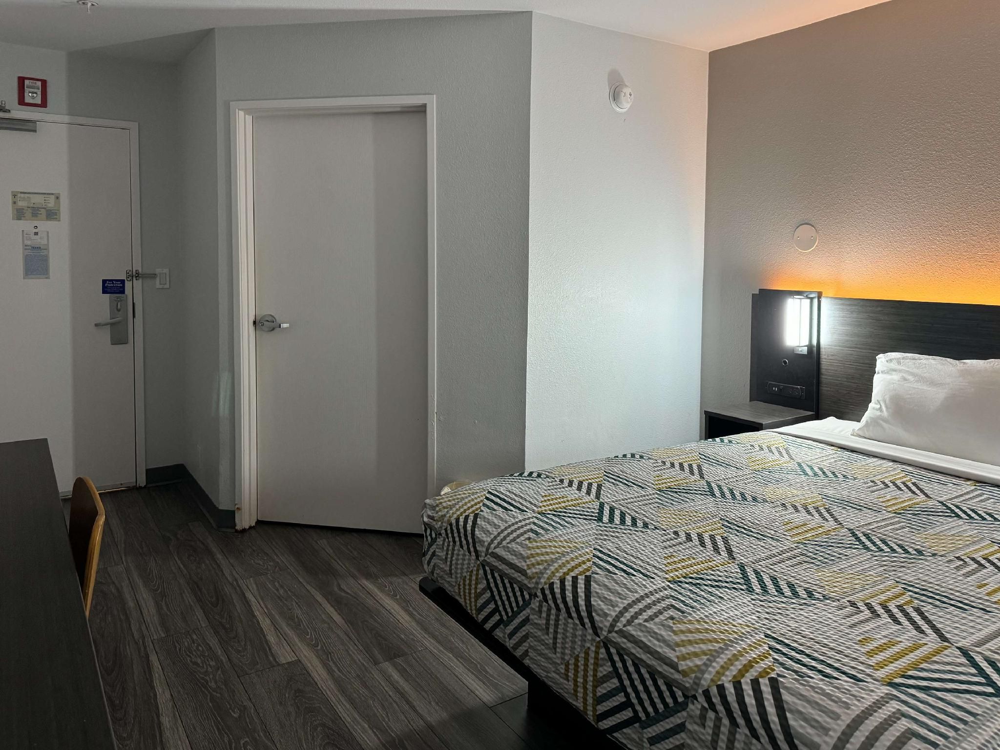 Motel 6 Brownsville, TX 1 QUEEN BED | 2