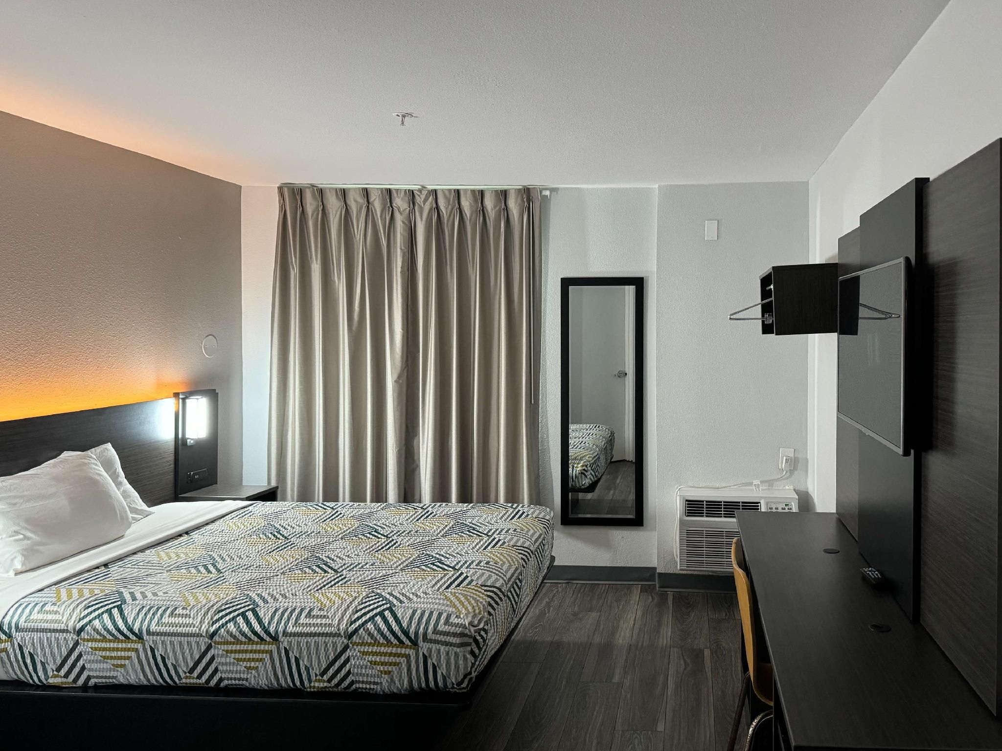 1 QUEEN BED | MOBILITY ACCESSIBLE RI SHWR