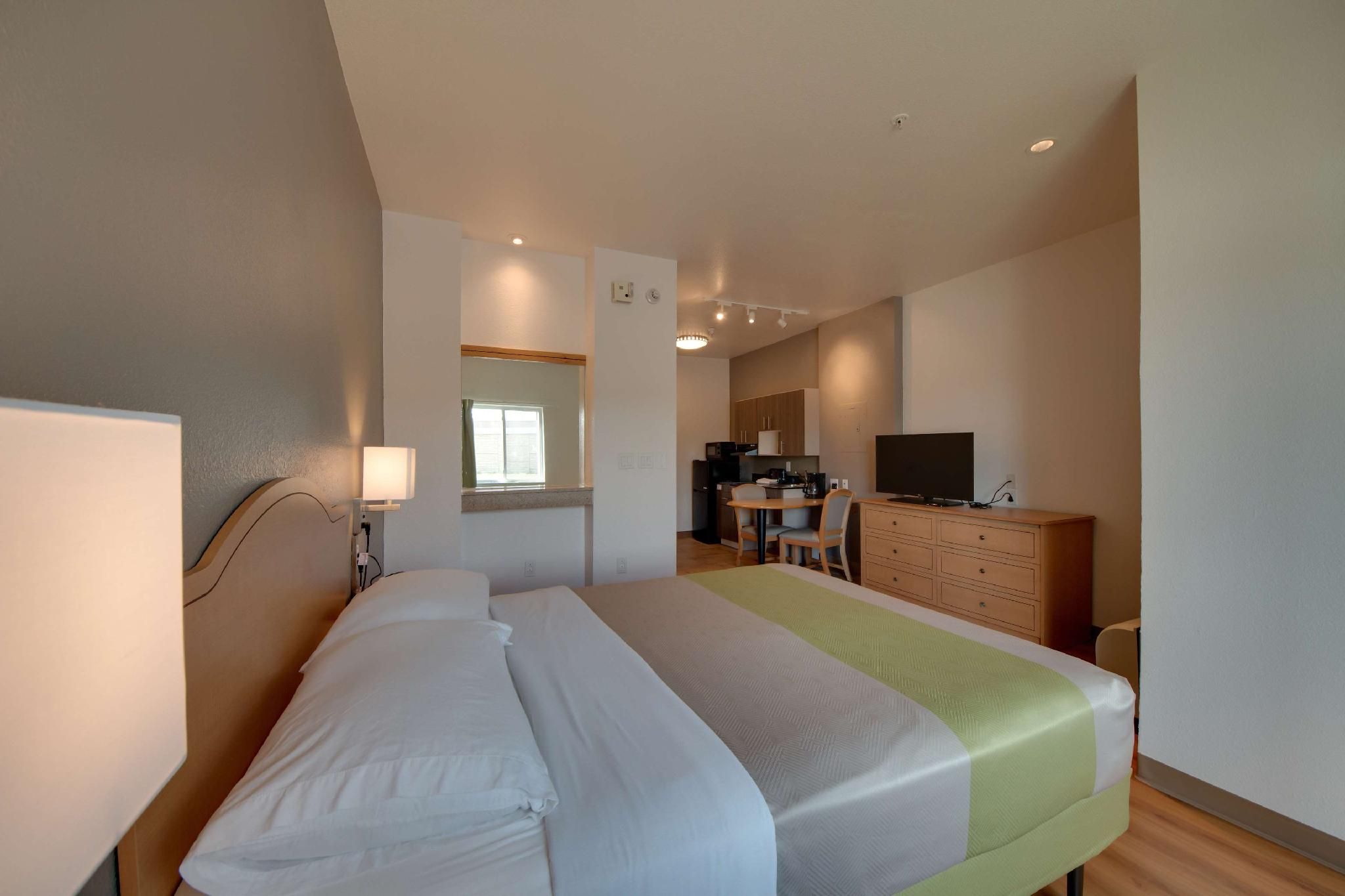 1 QUEEN BED | MOBIL ACCESS RI SHWR KITCHEN