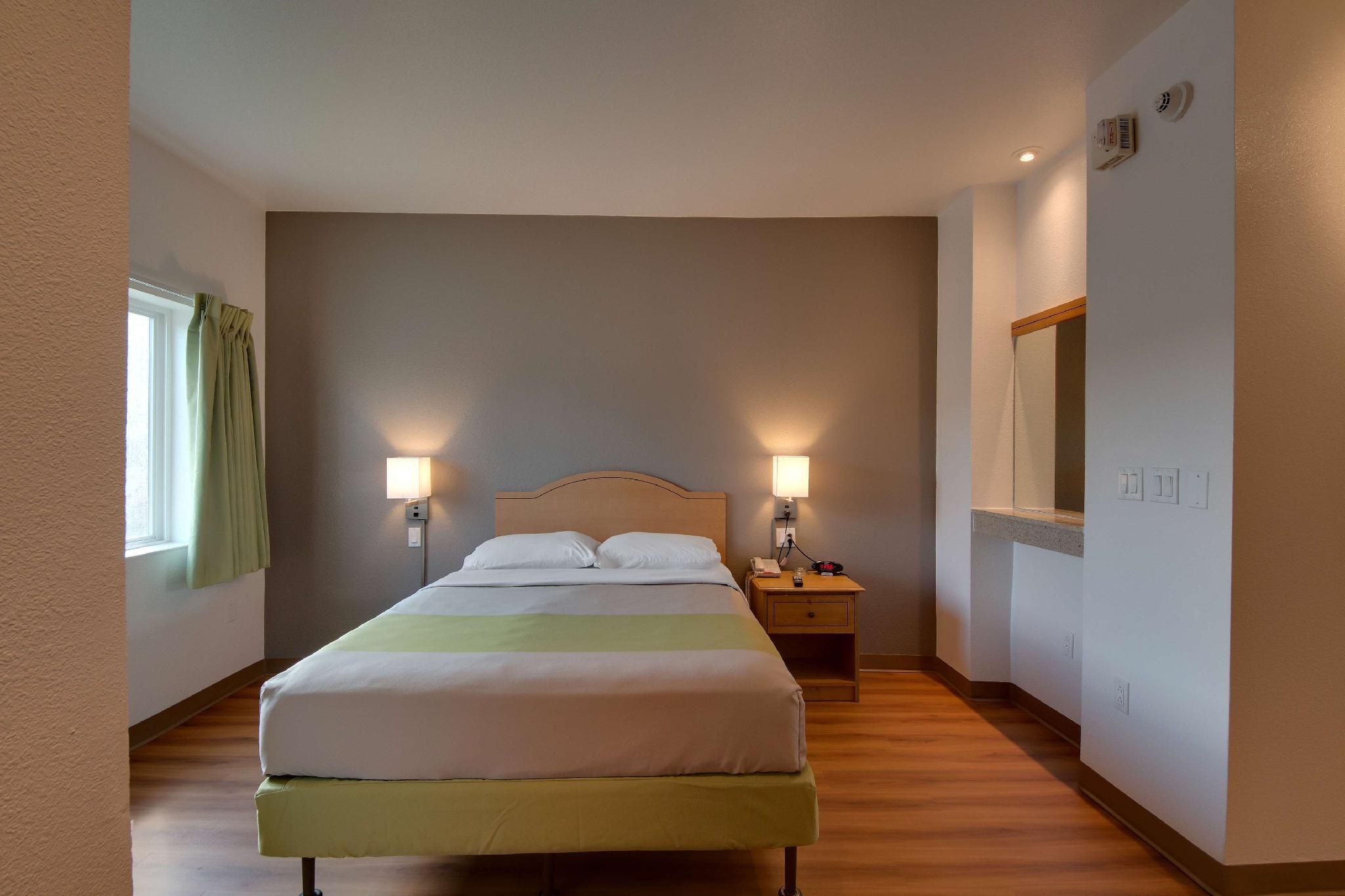 1 QUEEN BED | MOBIL ACCESS RI SHWR KITCHEN