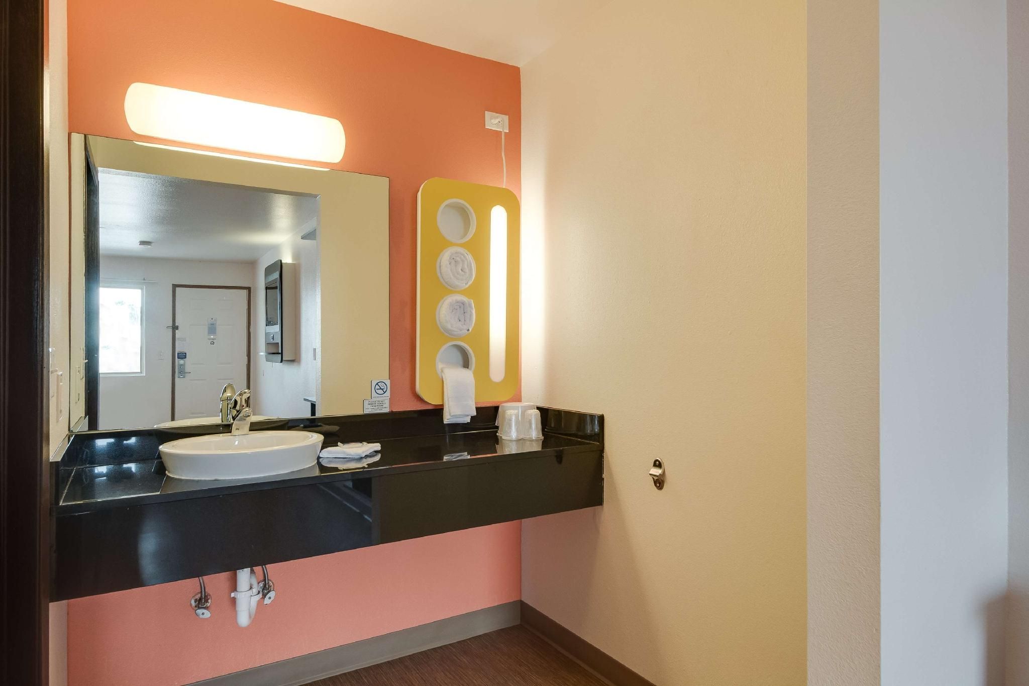 1 KING BED | SMOKING